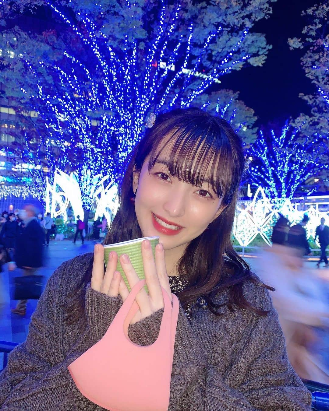 田島芽瑠さんのインスタグラム写真 - (田島芽瑠Instagram)「クリスマスマーケット🎄✨  リハ終わりに少しだけ堪能してきた♡ 検温して入れるブースでホットチョコレートを飲んだよ〜🍫❤︎  あまあまでしたん🤤  #クリスマス #クリスマスマーケット #イルミネーション #イルミ #冬 #カーディガン #カーディガンコーデ #ミラオーウェン #milaowen #ウサギオンライン」11月14日 17時48分 - meru_chan_official