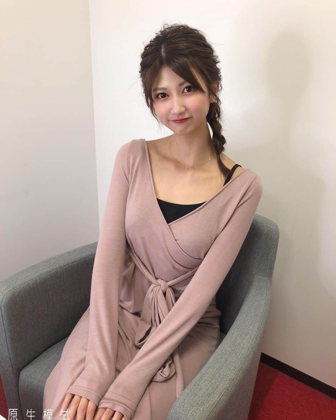 瀧山あかねさんのインスタグラム写真 - (瀧山あかねInstagram)「今週もお疲れ様でした🍵﻿ ﻿ ボートレースはリモートなので、いつも楽屋からスタッフさんと私の2人なんです☘️﻿ ﻿ 衣装はお気に入りのワンピース👗﻿ 私は普段からピンクのお洋服多めです。」11月14日 17時50分 - takiyama_akane