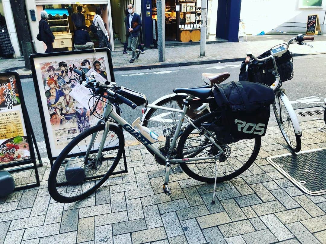 おたこぷーさんのインスタグラム写真 - (おたこぷーInstagram)「ムーさんがYouTube始めます。 ムーバーEatsらしかですw 相方のムーさんが1人でUber Eatsやりながら自転車で東京から福岡まで行く企画です。 今日は僕も撮影のお手伝い！！ 自転車に久々乗ったので腿がパンパンす。 撮ってる時は、ムーさんも凄く楽しそうで、それを見てると嬉しからすぅでした。 でも。いざ別れの時間が近づくとムーさん凄く寂しそうで不安な顔になっとったなぁ。 まぁ、そりゃそうすよね。 東京から福岡までUberやりながら自転車で行くけんですね。 皆さま、ムーTube.ムーバーEats もう少ししたらUPされると思うので応援よろしくお願いします。 僕も、ちょこちょこ出ますw #youtube #ubereats #プーアンドムーおさむ #ムー #東京 #福岡 #自転車 #まゆげ #ほくろ #出発」11月14日 17時51分 - otakopupu