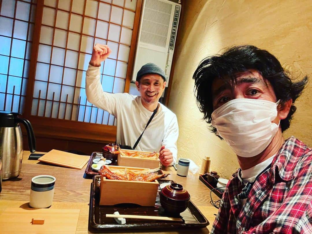 おたこぷーのインスタグラム：「ムーさんがYouTube始めます。 ムーバーEatsらしかですw 相方のムーさんが1人でUber Eatsやりながら自転車で東京から福岡まで行く企画です。 今日は僕も撮影のお手伝い！！ 自転車に久々乗ったので腿がパンパンす。 撮ってる時は、ムーさんも凄く楽しそうで、それを見てると嬉しからすぅでした。 でも。いざ別れの時間が近づくとムーさん凄く寂しそうで不安な顔になっとったなぁ。 まぁ、そりゃそうすよね。 東京から福岡までUberやりながら自転車で行くけんですね。 皆さま、ムーTube.ムーバーEats もう少ししたらUPされると思うので応援よろしくお願いします。 僕も、ちょこちょこ出ますw #youtube #ubereats #プーアンドムーおさむ #ムー #東京 #福岡 #自転車 #まゆげ #ほくろ #出発」