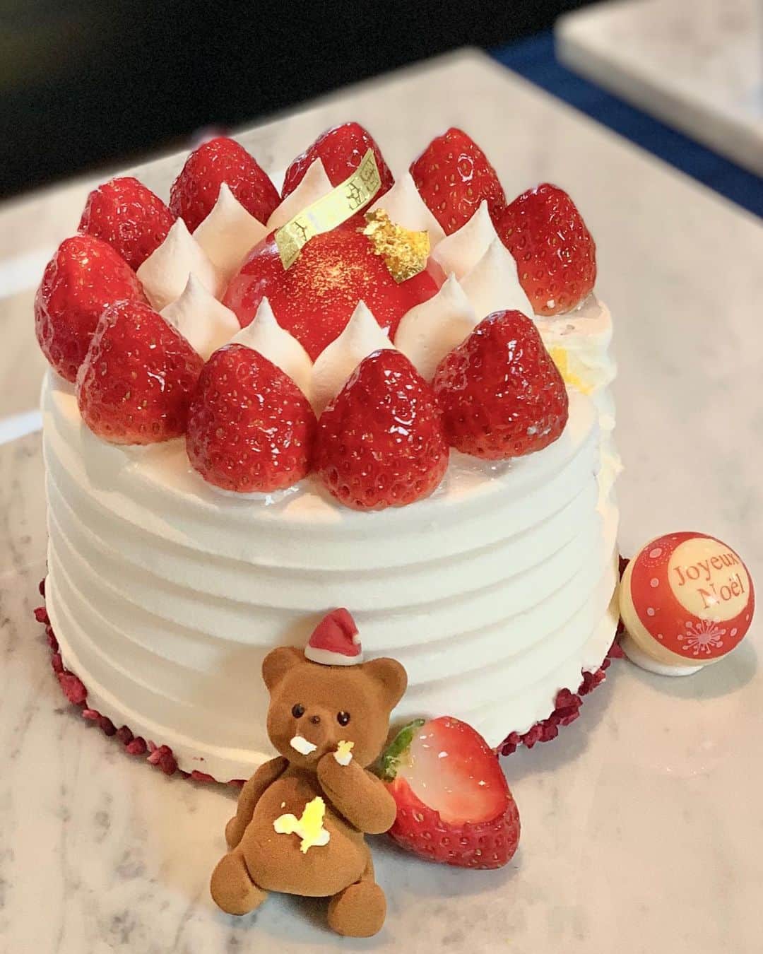 白井佑奈さんのインスタグラム写真 - (白井佑奈Instagram)「🍰🧸💗🧸🍰 . @louange_tokyo さんのクリスマスケーキ🎄💕 . . 1~5枚目はクマちゃんがいるケーキで、めちゃくちゃ可愛いの🧸💗 . お花畑の中にいたり、ケーキをつまみ食いしてたり、細かいところまで可愛く作られてます✨ . 今年のクリスマスは、ルワンジュ東京さんのケーキに決めた🥰 . 皆さんはどれなら食べたい？❄ . . ＊＊＊＊＊＊＊＊＊＊ LOUANGE TOKYO @louange_tokyo  ＊＊＊＊＊＊＊＊＊＊ . プロフィールリンクはこちら👉 @yuna_smile0130  . . . #louangetokyo #ケーキ #クリスマス #クリスマスケーキ #クリスマスツリー #クリスマスパーティー #くま #クリスマススイーツ #ルワンジュ東京 #赤坂グルメ #赤坂カフェ #赤坂 #赤坂プリンスクラシックハウス #スイーツ好きな人と繋がりたい #白井佑奈 #しらいゆな #モデル #フリーモデル #ポートレート撮影 #カメラマン募集 #カメラマンさんと繋がりたい #東京ポートレート #東京カメラ部 #撮影依頼募集中 #撮影依頼募集中 #撮影依頼はdmで #portrait #xmas #xmascake #sweets #tokyo」11月14日 18時02分 - yuna_smile0130