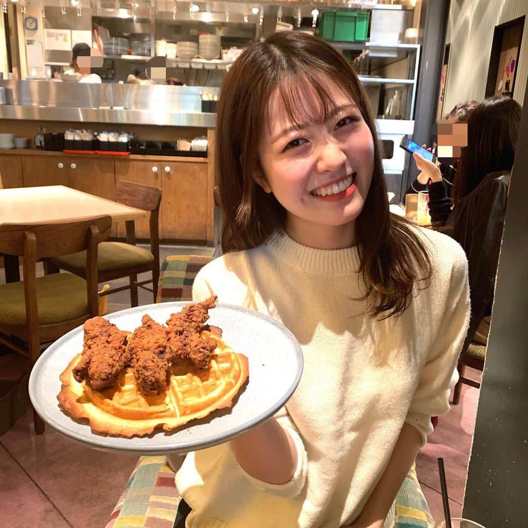 関根真優のインスタグラム：「ちょっと前なのですが、YouTube撮影終わりに帰る方向が同じだったので、理沙さんとランチしました!!😋 @missdwc20_2   今日公開された最後のYouTube映像もぜひチェックして下さい🙌  ツーショット撮るの忘れちゃってて悲しい😭  ワッフルチキン凄く美味しくて、お腹いっぱいになれて、そして理沙さんとたくさん話せて幸せでした〜🍀  来週本番なんてちょっと信じられないですけど、最後まで楽しくイベントを迎えられたらなと思います✨  #ミスキャンパス同志社女子2020 #ミスキャン#ミスコン#同女#梅田カフェ #大阪カフェ #ワッフルチキン #見た目以上にお腹いっぱいになります」