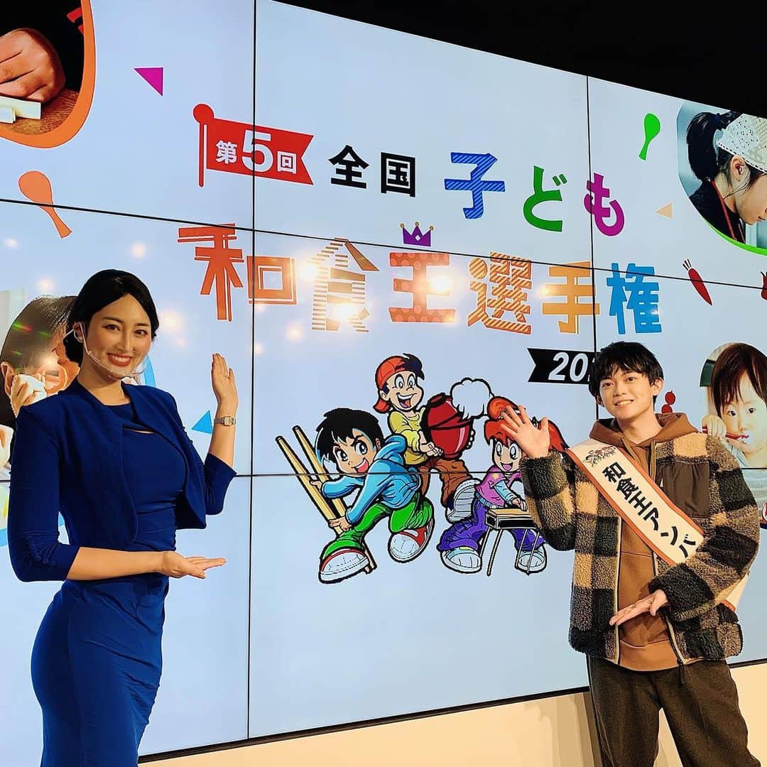 筒井菜月のインスタグラム：「【謎解き王・松丸亮吾さんが和食王アンバサダーに御就任‼️】 ・ メディアでも大人気✨ 謎解き王の松丸亮吾さんに“第5回全国子ども和食王選手権”和食王アンバサダーに御就任頂きました✨🎉✨ ・ 今回の和食王選手権では“キョウドリョウリってナゾだらけ！”をコンセプトに、全国の小学生約637万人(2019年時点)を対象にYouTube動画やInstagramの投稿で和食の魅力をアピールする　コンテストです😊 ・ パソナグループが農林水産省からの委託事業として行っている本コンテストでは子供達に和食文化の魅力を発見し、次世代に伝えて行く目的があります🇯🇵 ・ イベントでは和食が一番大好き‼️という松丸さんに郷土料理のクイズにチャレンジして頂いたりと、とっても盛り上がりました😆 ・ 小学生とそのご家族の皆さんは、松丸さんに和食の『ナゾトキ』チャレンジしてみてくださいね🤗 ・ 和食王選手権へのエントリーはこちらです💁‍♀️ https://washoking.maff.go.jp/ ・ 《エントリー期間》2020/11/13-2021/1/6 《本戦大会》2021/2/6 ・ 沢山のチャレンジをお待ちしております❤️ ・ #和食王選手権　#全国子ども和食王選手権　#第5回全国子ども和食王選手権　#和食王アンバサダー　#松丸亮吾 さん　#ナゾトキ　#謎解き　#謎解き王　#和食　#郷土料理　#無形文化遺産　#和食文化　#日本料理　#JAPAN #FOOD #cooljapan #visitjapan  #農林水産省　#パソナグループ　#パソナ　#PASONA #パソナグループPRアンバサダー　#司会　#筒井菜月　#ミスインターナショナル」