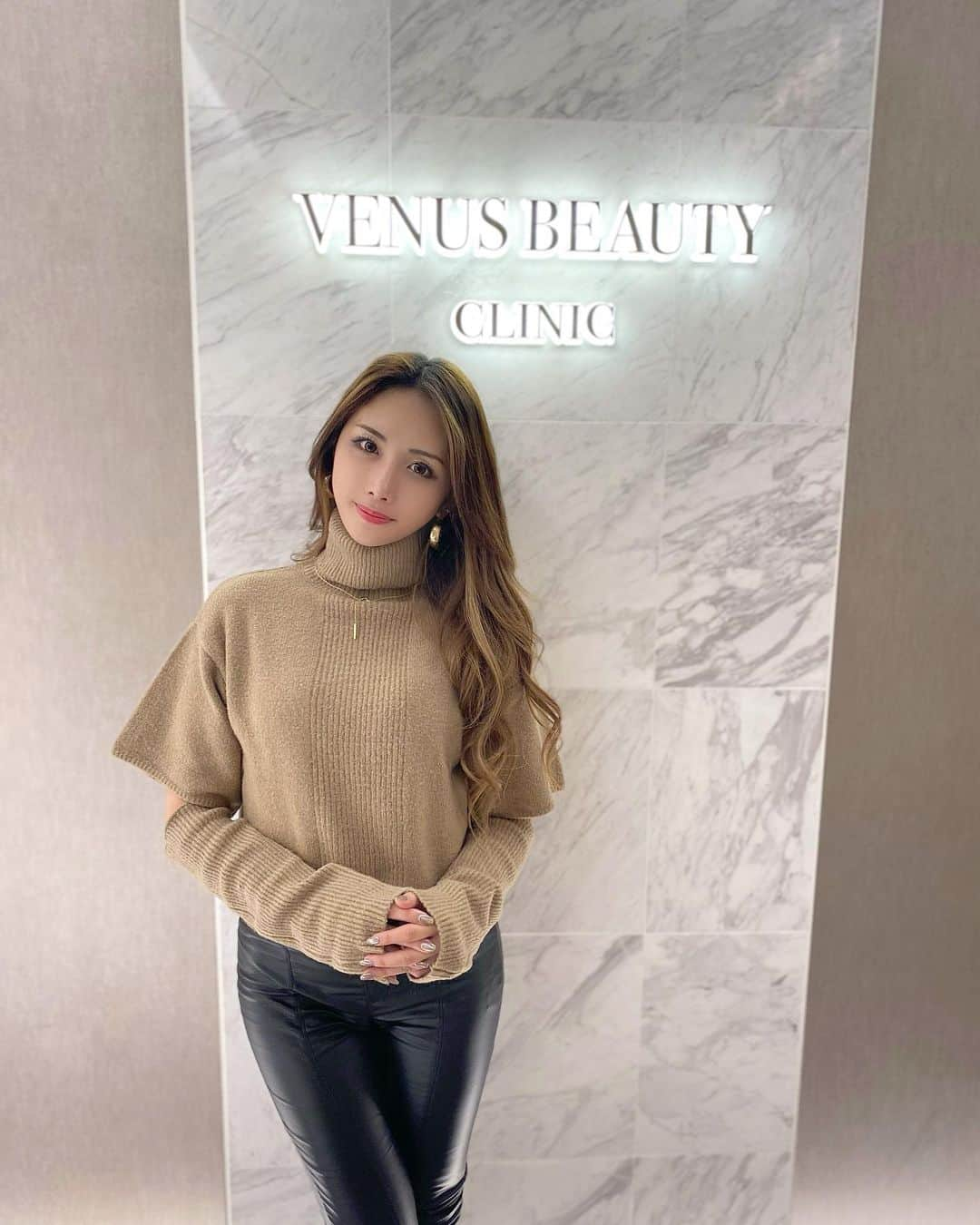 CHIHAさんのインスタグラム写真 - (CHIHAInstagram)「@venus_beautyclinic_ginza で、﻿ ピコスポット受けてきたよ😍‼︎﻿ ﻿ 美容液のおかげで目立つシミはなかったんだけど、ピコスポットってやったことないからずっと気になってたの！﻿ ﻿ 普通カメラ撮影写真もわかりやすく載せたから、よかったらスワイプしてね❤️﻿ ﻿ まずしっかり塗る麻酔をして、薄いシミ含めてスポットで打ってもらいます！全く痛くない！﻿ ただ施術後はちょっとびっくり！﻿ 赤くなり、それからかさぶたになってシミがぽろっと取れるよ😍！﻿ ﻿ 楽しい🤣❤️✨✨﻿ ﻿ 1週間くらいはかさぶたが主張激しい顔面だけど、一応コンシーラーでなんとかなります🌸﻿ ﻿ 6日目から私はノーファンデに戻しました❤️﻿ 最後の動画は施術6日目のノーファンデの動画です！﻿ ﻿ ﻿ ﻿ #ピコスポット　#ビーナスビューティークリニック #venusbeauty #venusbeautyclinic」11月14日 17時58分 - chiha6170