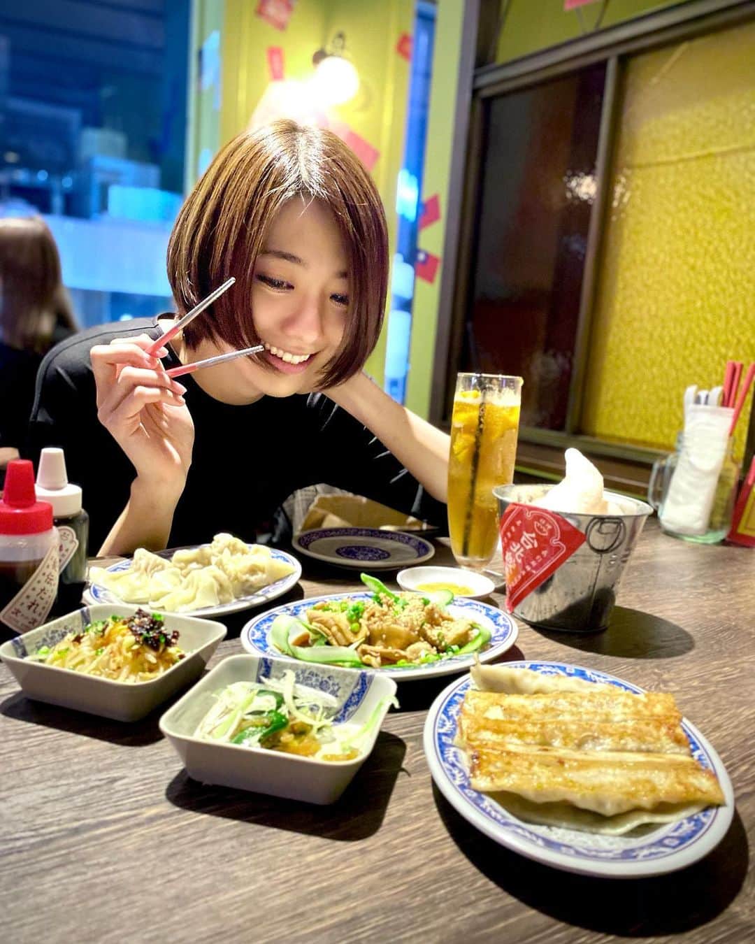 中村祐美子のインスタグラム：「🥟﻿ ﻿ 彼女と餃子デートなうに使っていいよ🙄﻿ ﻿ 10/9にオープンしたばかりの台北餃子チィチィにやっと来られた🥟❤️﻿ ﻿ 付き合ってくれたのは、数年前に台北で半月くらい一緒に生活していたふじ（ @fuji_momoya ）。﻿ ﻿ 大好きな台湾になかなか行けない鬱憤は、台湾料理を食べて発散しました✌️笑﻿ ﻿ 早くまた一緒に海外に行けるようになりたいな〜。﻿ ﻿ ご飯食べてる間、ずーっとお互いマシンガントークで近況報告していて、時間があっという間に過ぎていった⏰笑﻿ ﻿ 仕事漬けの日々も好きだけど、大切な人との時間は大切だなあと改めて感じました。﻿ ﻿ ふじちゃん、ありがとう〜🥟🥟🥟﻿ ﻿ #台湾料理﻿ #台北餃子チィチィ﻿ #台北餃子次次」