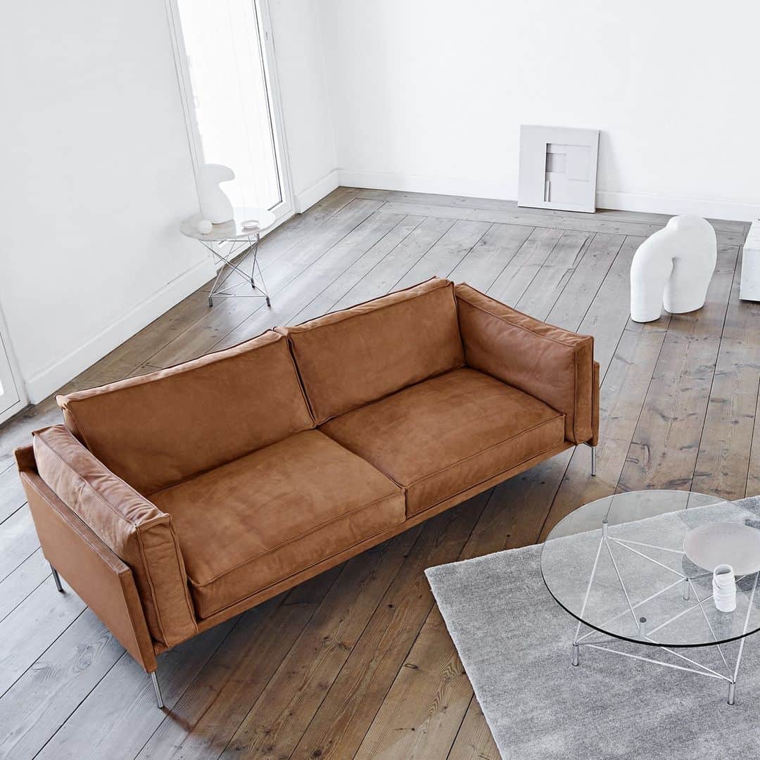 eilersenのインスタグラム：「Slimline is a classic expression for the values that have characterized the well-known Eilersen brand since the beginning of 1895 when it wasn’t sofas but coaches that bore the signature of the family business.⁠ •⁠ •⁠ •⁠ #eilersen #eilersenfurniture #myeilersen #slimline #interiordesign #homedecor #sofa #danishdesign #inredning #finahem #interiorlovers #interiordesign #modernliving #minimalism #nordiskehjem #nordicinspiration #nordicliving #craftsmanship #luxurylifestyle #boligindretning #designinterior #livingroominspo #boliginspiration #softminimalism #hemindredning #schönerwohnen #nordicminimalism」