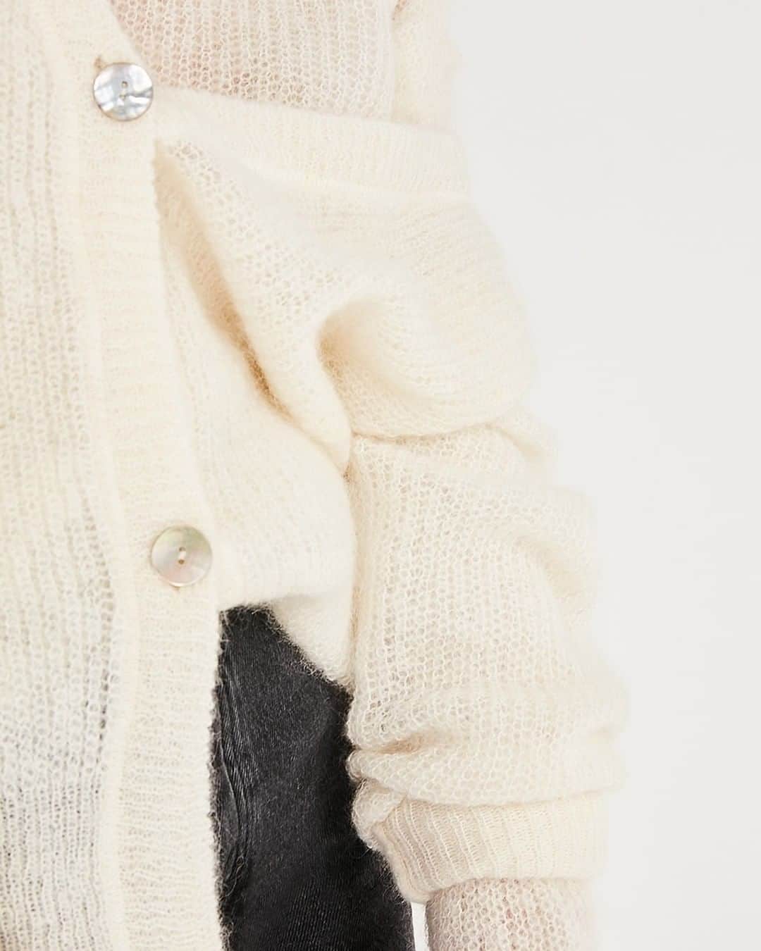 アメリカンビンテージのインスタグラム：「Soft on the eyes and on the skin, the cardigan Zazow transcends styles and genres and claims their rightful place everywhere.  ___ #AmericanVintage #FW20 #womenswear」