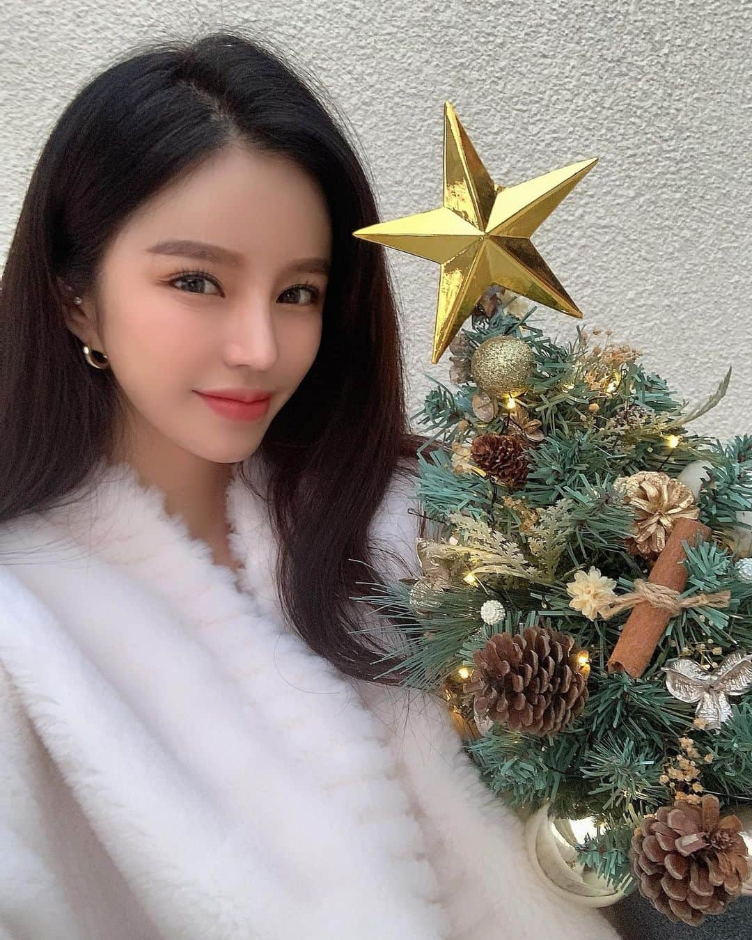 Son Ju Heeさんのインスタグラム写真 - (Son Ju HeeInstagram)「플리쉬랩에서 크리스마스 트리 클래스🎄 낮부터 뭔가에 집중하구 완성하구 행복해 클래스 자주해야징☺️ - - #리샵 #플리쉬랩 #해방촌카페 #플라워카페」11月14日 18時00分 - juhee__ss