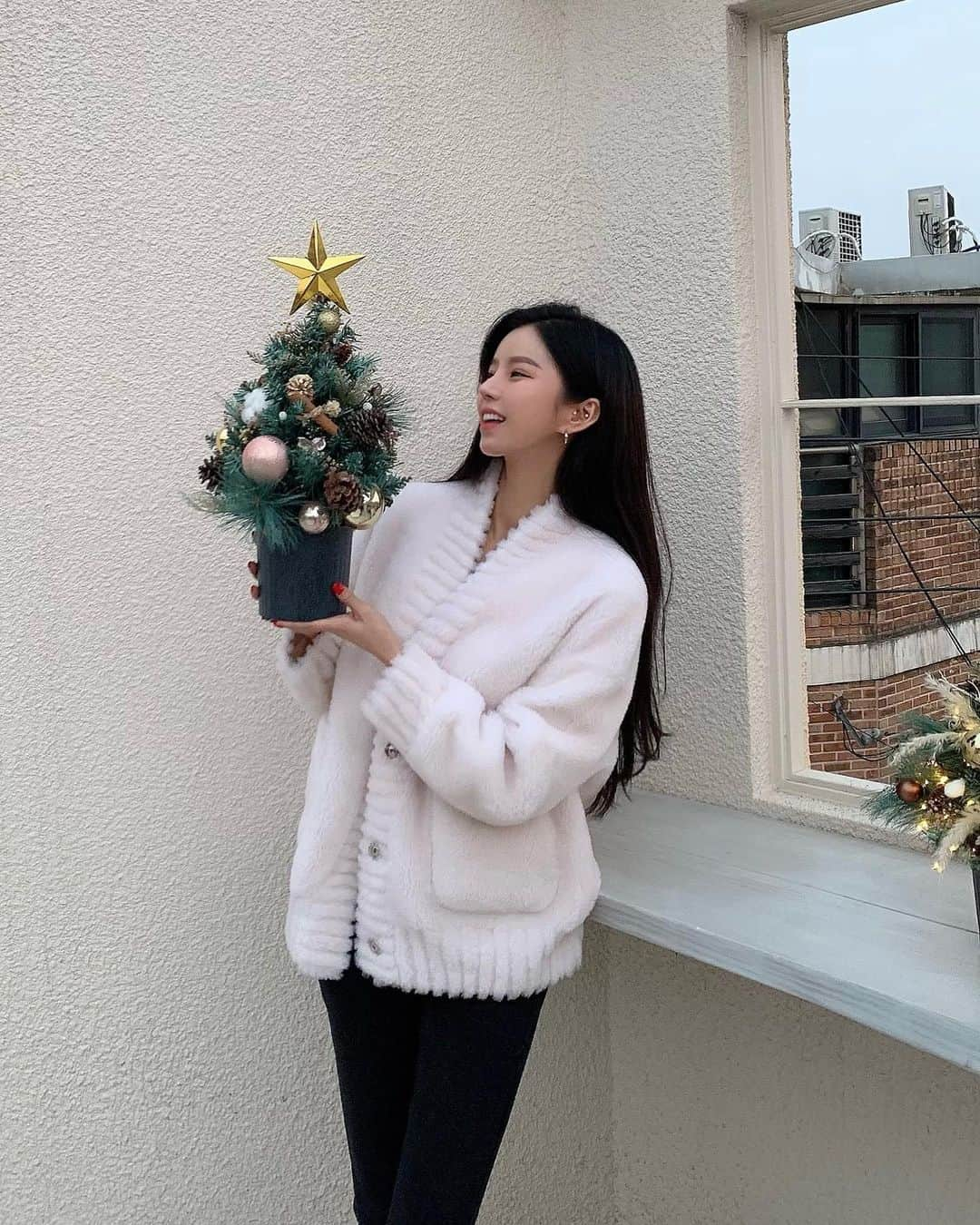 Son Ju Heeさんのインスタグラム写真 - (Son Ju HeeInstagram)「플리쉬랩에서 크리스마스 트리 클래스🎄 낮부터 뭔가에 집중하구 완성하구 행복해 클래스 자주해야징☺️ - - #리샵 #플리쉬랩 #해방촌카페 #플라워카페」11月14日 18時00分 - juhee__ss