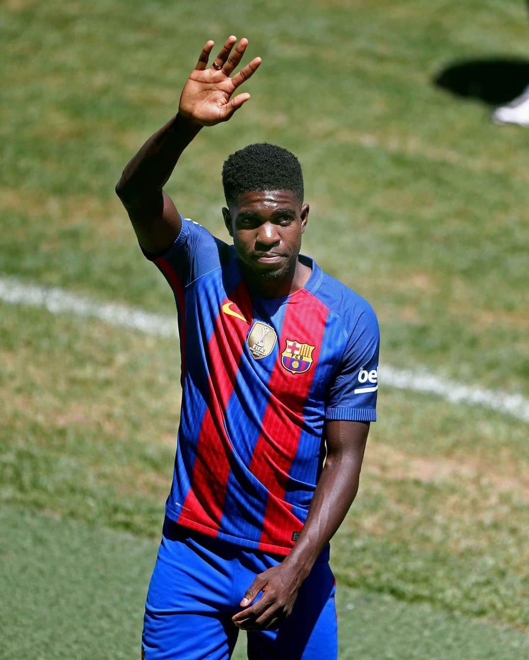 LFPさんのインスタグラム写真 - (LFPInstagram)「@samumtiti turns 27 years old today... Happy Birthday! 🎂🇫🇷  Umtiti cumple 27 años... ¡Muchas Felicidades! 🎂🇫🇷  #Umtiti #HBD #HappyBirthday #Barça #LaLigaSantander #LaLiga #YouHaveToLiveIt #HayQueVivirla」11月14日 18時00分 - laliga