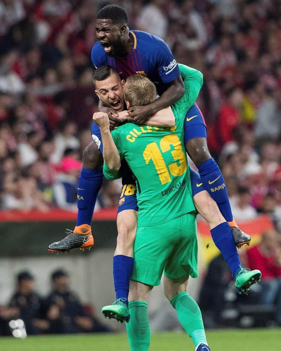 LFPさんのインスタグラム写真 - (LFPInstagram)「@samumtiti turns 27 years old today... Happy Birthday! 🎂🇫🇷  Umtiti cumple 27 años... ¡Muchas Felicidades! 🎂🇫🇷  #Umtiti #HBD #HappyBirthday #Barça #LaLigaSantander #LaLiga #YouHaveToLiveIt #HayQueVivirla」11月14日 18時00分 - laliga