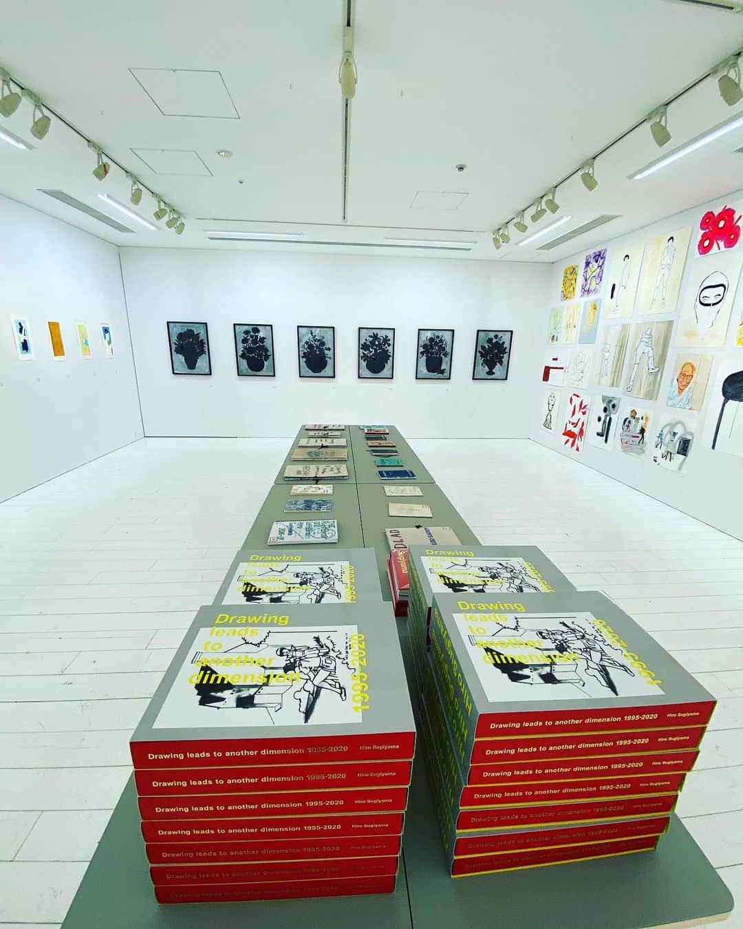 Hiro Sugiyama enlightenmentのインスタグラム：「ヒロ杉山個展DRAWINGが、始まりました。新作BLACK FLOWERシリーズと、90年00年に制作したドローイング100点ほどを、展示しています。ドローイング1200点を収録した作品集も、会場で先行販売しています。 #drawing #art」