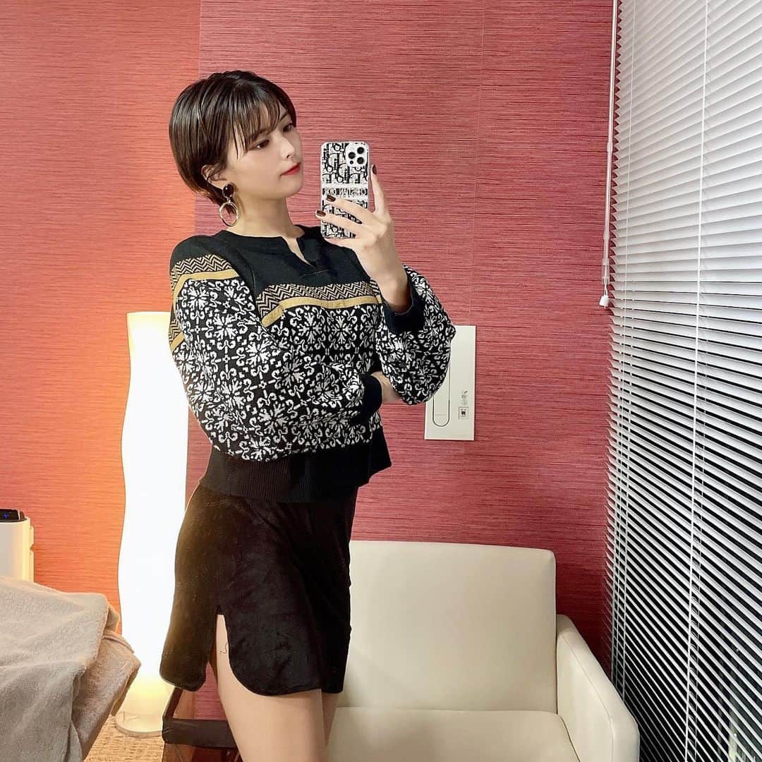 のインスタグラム：「お肌のプロ✨ . 念願の @dryokobeautyterraceclinic  に行ってきました！！！ . ヨーコ先生は、美容皮膚科の先生というよりもトータルビューティーをプロデュースしてくださる 「真の美」のホームドクター！！海外の先進美肌治療がこの日本で受けられるってことでずっと気になってた😭❤︎ . メイクをするようになってどんどん肌が老化してるのを感じてて、ネットとか曖昧な情報ではなく、本物のお肌のプロのアドバイスがズーと前から欲しかったんだ。。。。 . 実際ワタシは、今現在肌トラブルがあるわけじゃなかったけど、5年後10年後20年後の自分のお肌のために 今から始められること、たくさん先生に教えてもらいました！！ . プランは #スタンダードコース　にしたんだけど クレンジングとピーリング後に お顔の写真を撮ってもらって(3枚目の写真)ヨーコ先生のカウンセリングをしてもらいました！ヨーコ先生のチョイスでレーザー2種を当ててもらったよー！！ . そのあとはしっかりエクスプロポーションで保湿と冷却！！！！❄️ . 自分のお肌にあった施術をプロに判断してもらえるってゆー本当に最高。 . まだ23歳だから「肌が綺麗だね」ってよく言われるけど、特殊な写真を撮ってもらって、目に見えない炎症とかシミ予備軍とかを見てゾッとした💦 お肌ケアマジで頑張る。。 . お肌に悩んでる人、お肌を大切にしたい人男女問わず全力おすすめクリニックです！ . . #dryokobeautyterraceclinic #ドクターヨーコビューティーテラスクリニック #美容皮膚科　#シミケア #アンチエイジング #エイジングケア #エイジング　#肌質改善 #肌質が変わる #美肌　#美白　　#美肌ケア #美肌になりたい #シワ改善 #シワ対策 #シミ予防 #シワ予防 #美容マニア #美容女子 #美容day #美容情報」