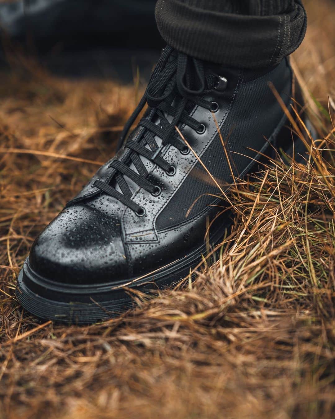 MR PORTERのインスタグラム：「By and large, we might prefer to live in cities, but that doesn’t mean we don’t appreciate the great outdoors. A hike up a hill can soothe the strains of inner city-living, it feeds the soul and keeps us fit. But, for any good walk, you'll need the right pair of boots - which is where this @prada pair will come into their own. Head to the link in bio to discover the hiking boot edit. #MRPORTERintheWilderness  Photography by @leighbrun」