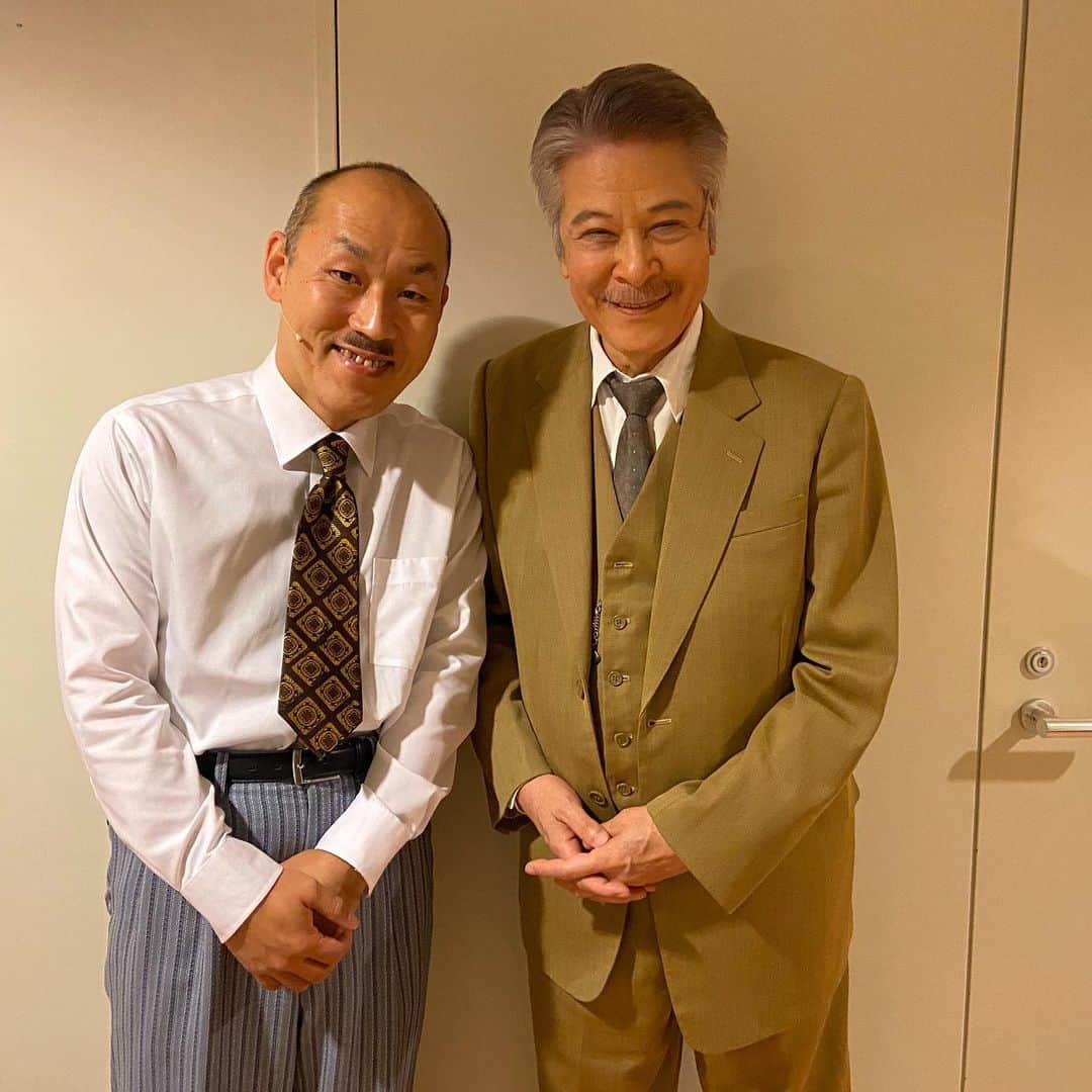 山西惇さんのインスタグラム写真 - (山西惇Instagram)「今日、久しぶりに袖から鹿賀さんの「二度目の誕生日」を拝見し、その凄み、素晴らしさに感激して、思い切って2ショット撮っていただきました。快く笑顔で答えて下さいました。同じ舞台に立てていることが、これからの自分の宝物になると思います。最後まで憎々しく、頑張ります。  #ミュージカル生きる #鹿賀丈史さん #袖で聞くと泣いてしまうのでその後の芝居が大変」11月14日 18時03分 - 8024atc