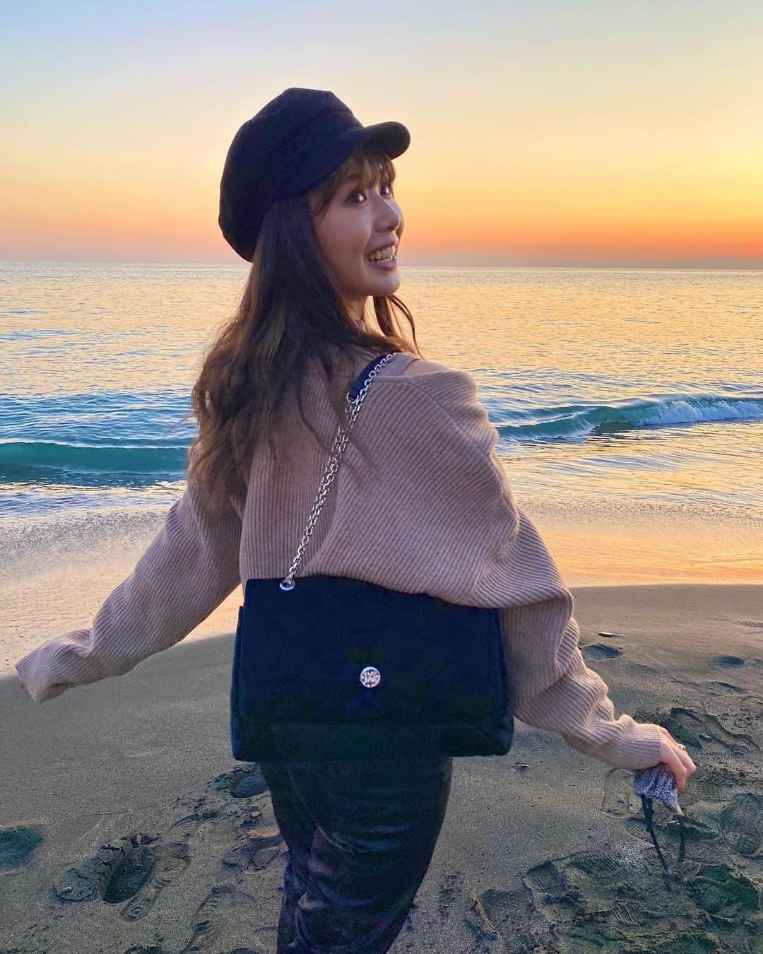 一木美里さんのインスタグラム写真 - (一木美里Instagram)「🧡 仲間達と海へ✨疲れたときは海に限る☺️🐚🌊  tops.pants #Akte bag #metrocity  #fashion#instagood #coordinate #ootd #outfit #fashion #instafashion  #패션 #코디네이트#beautifulsky#海#七里ヶ浜」11月14日 18時04分 - misato_ichiki