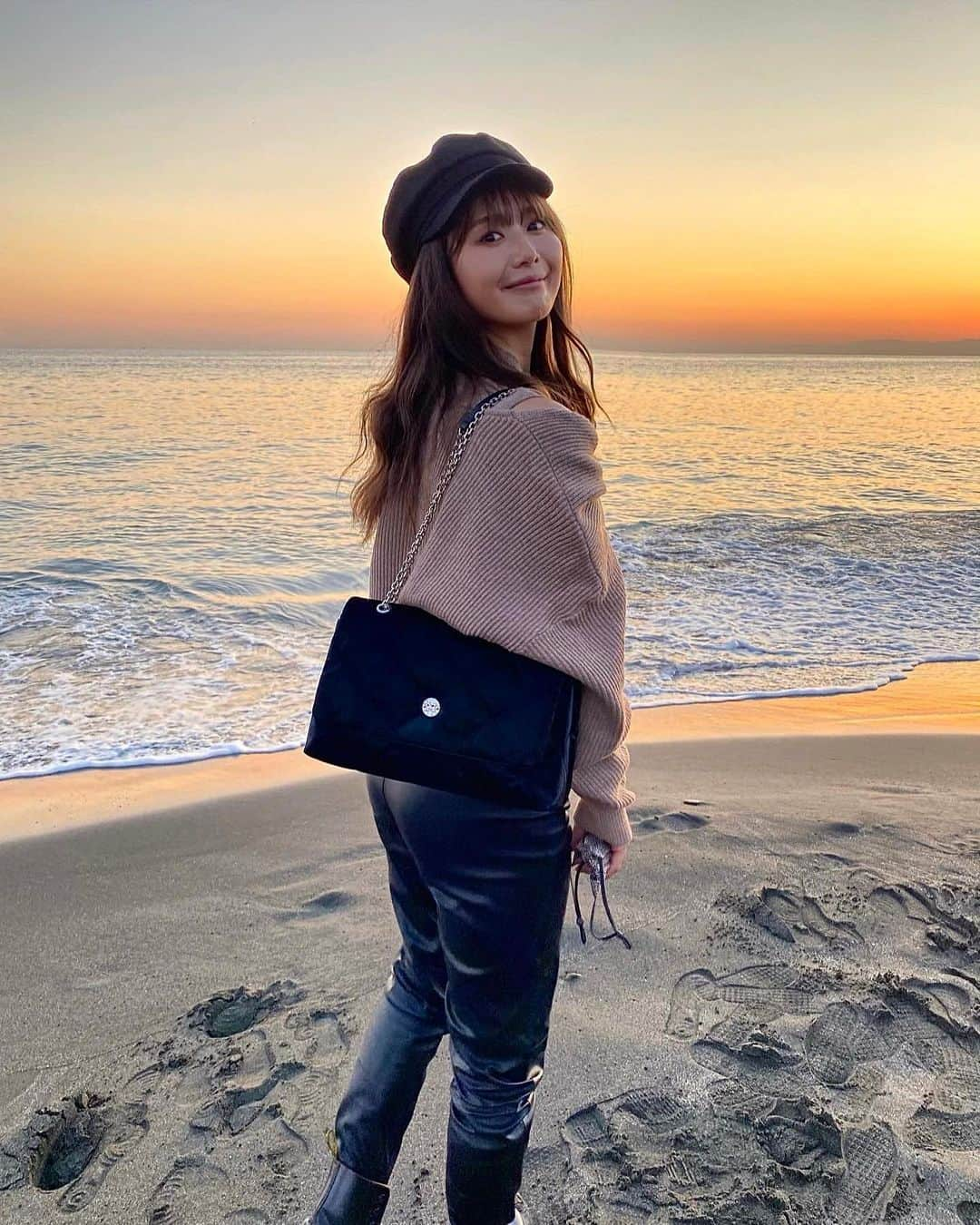 一木美里さんのインスタグラム写真 - (一木美里Instagram)「🧡 仲間達と海へ✨疲れたときは海に限る☺️🐚🌊  tops.pants #Akte bag #metrocity  #fashion#instagood #coordinate #ootd #outfit #fashion #instafashion  #패션 #코디네이트#beautifulsky#海#七里ヶ浜」11月14日 18時04分 - misato_ichiki