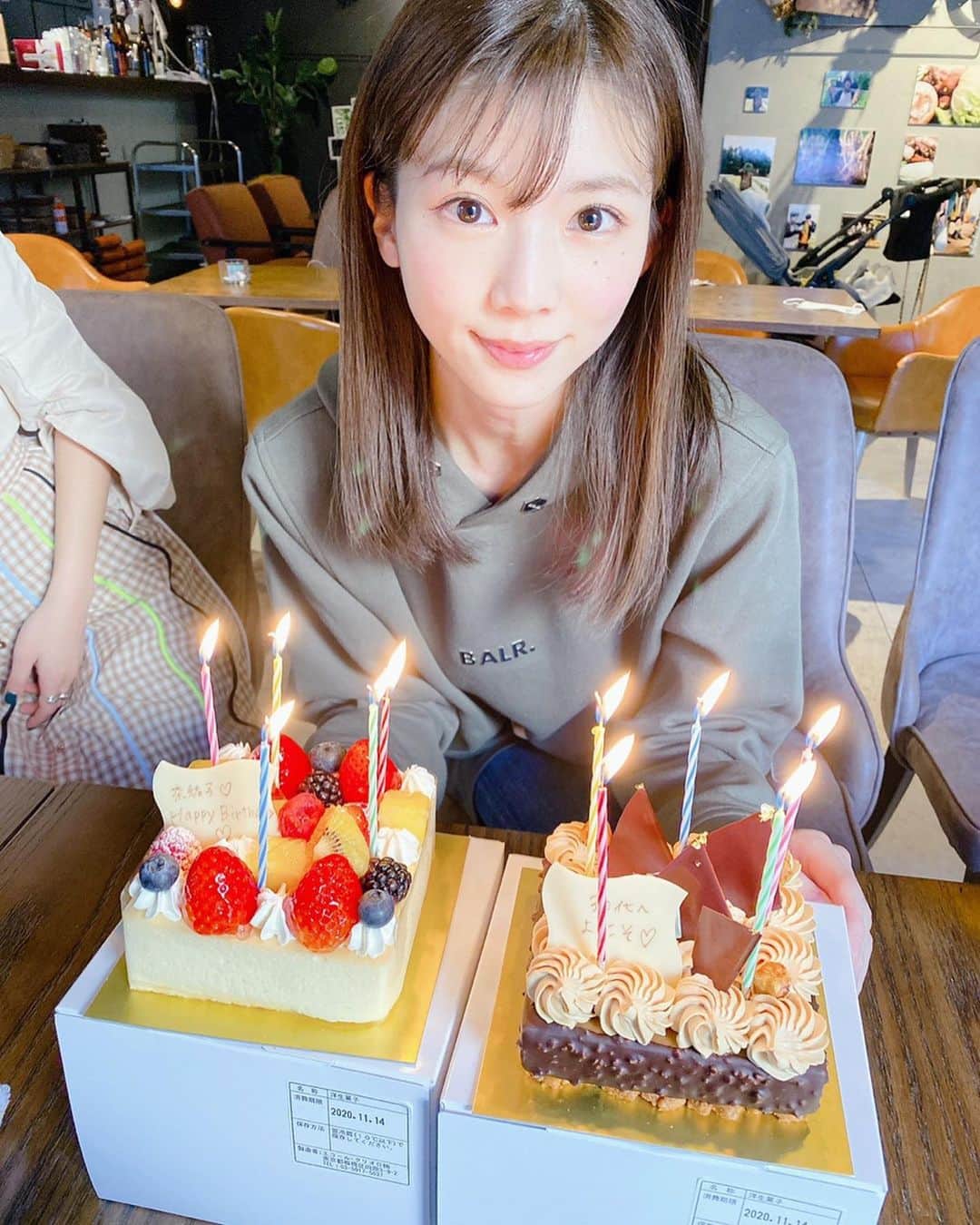 赤谷奈緒子のインスタグラム：「30歳になりました🎂💕 久しぶりのみんなにお祝いしていただき嬉しすぎて笑って笑って楽しすぎた☺️💓  . . 29歳は出産も経験し 初めてづくしの毎日でしたが…旦那さんや愛おしすぎる👶くんおかげで大変な事もあるけど毎日が幸せで充実してたなぁ。 . . 30代も楽しく過ごせるように頑張ろう💕 . これからも皆様よろしくお願いします😊💓 . . #30歳#mybirthday #🎂#欲しかった#refa のドライヤーまで🥺#ありがとう😢💕」
