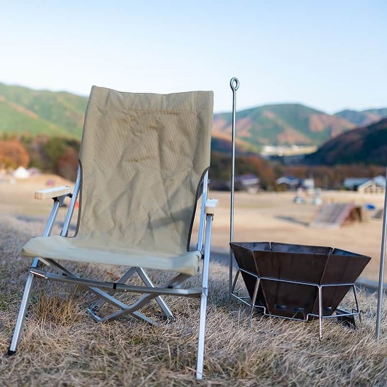 キャンプ情報サイト［ランタン］さんのインスタグラム写真 - (キャンプ情報サイト［ランタン］Instagram)「CAMP SMILE STYLE ／ 自然な色合いのギアで揃えたファミリーキャンプ ＼ いろんなキャンパーのキャンプスタイルを現地取材と一般キャンパーからの投稿で数多く掲載してます。 . . 詳しくは @lantern.camp webサイトをご覧ください . . #camp #camping #outdoor #travel #trip #lantern_smile #nature #キャンプ #キャンプ用品 #キャンプギア #アウトドア #テント #自然 #旅行 #キャンプ初心者  #キャンプ好きな人と繋がりたい #camper #外遊び #マキノ高原キャンプ場 #LANTERN #キャンプレイアウト #秋キャンプ #グループキャンプ #グルキャン #ブルーフレームヒーター #焚き火 #アラジン #aladdin #aladdinstove #キャンプ場」11月14日 18時11分 - lantern.camp