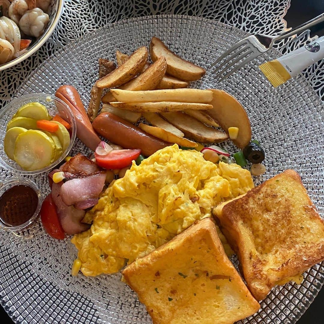 チョ・ミニョンさんのインスタグラム写真 - (チョ・ミニョンInstagram)「주말에 가택신으로 빙의하는 남편때문에 빠른 포기하고 #홈카페 🥳💕 나름 기분내게 꾸며놓고 남편에게 어때요 ? 하니까 보기 좋다고 하네요 ´_ゝ`),,,,망할 ⠀⠀⠀⠀⠀⠀⠀ 선물 받은 에어팟 케이스 귀여워서 요기저기 위치변경해서 달아보았눈데 달고나서 “아 ;;; 아이팟이 없구나  붕어없는 붕어빵 아이팟없는 내 아이팟케이수 😂 ⠀⠀⠀⠀⠀⠀⠀ 그냥 달았더니 ‘ 딱딱딱 ‘소리나고 일종에 내몸을 지켜주는 호신용 종이되었다 호신용 종 잘 쓸게요🤓」11月14日 18時06分 - xxjominxx