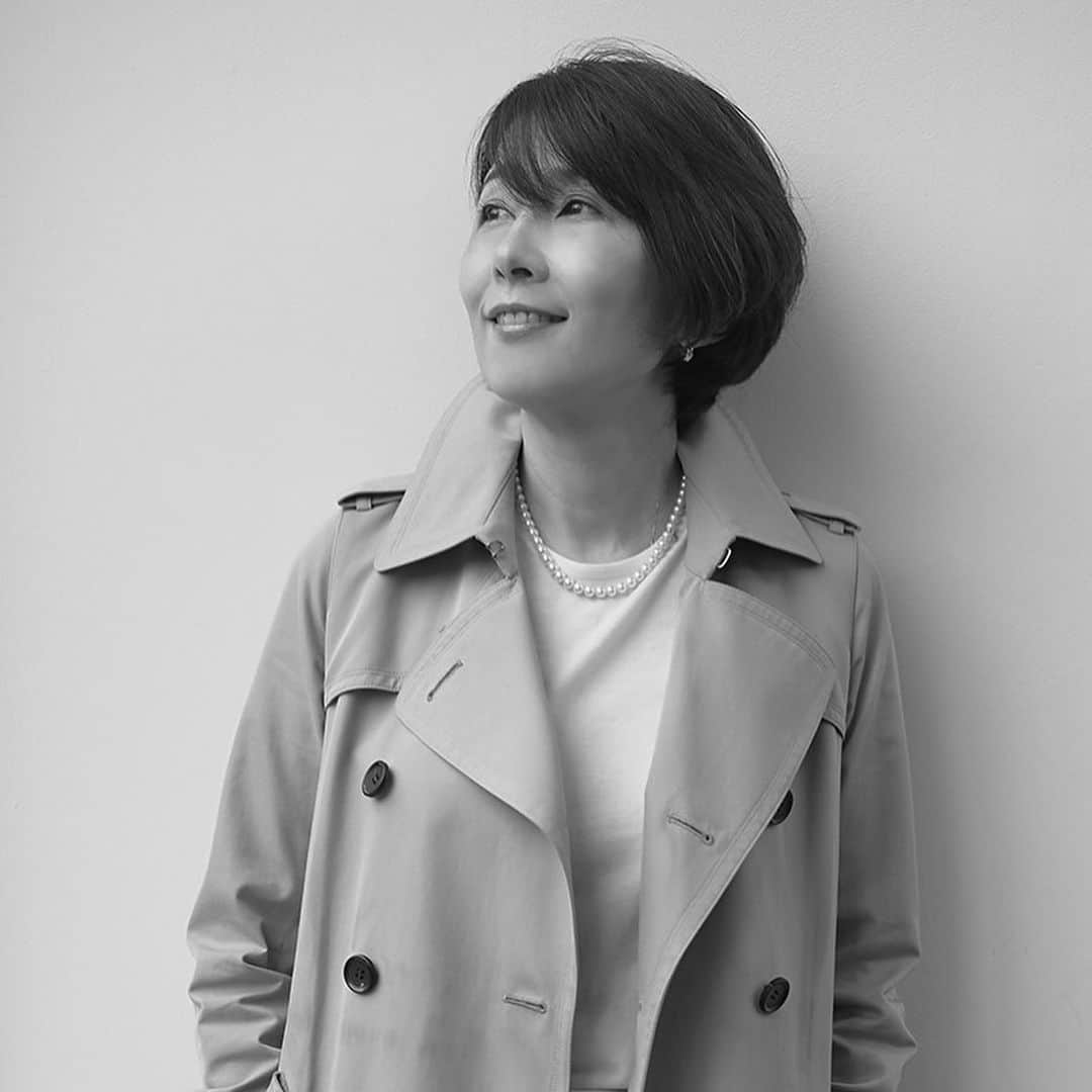 ひうらさとるのインスタグラム：「SANYO COATさんのサイトで様々なクリエーターの方々とご一緒してサンヨーさんの2020秋冬のコートを着たポートレイトが掲載されております。 撮影はなんと大好きなフォトグラファー若木信吾さん！ 嬉しいーー！一生の宝物です✨✨ 撮影の時、ストーリー311のときコメント頂いたり、私も「夢売る二人」の映画コメントを寄せたりしていた西川美和監督にもお会い出来ました！ 小林エリカちゃんにも少しだけ会えて楽しいお仕事でした💕 いくつか着させてもらったなかで、アンゴラ入りのノーカラーのを頂いたんですけれど軽くて可愛くて暖かくて早くもヘビロテです！  https://www.sanyocoat.jp/coat_for_life.html?fbclid=IwAR2ETbqBh-vzy21Xd3g9WdPnNTbFeedAmsNwSxue4cmmMc5uk3dunmxTnLA  #sanyocoat  #若木信吾　さん #西川美和　監督」