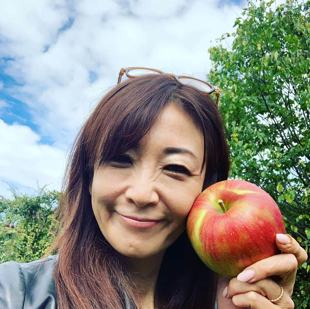 中島史恵さんのインスタグラム写真 - (中島史恵Instagram)「たけき兄ちゃんのふじ🍎がいよいよ出来上がりました😊  今年も、蜜がたっぷり入って甘くて美味しいそうです⭐️申し訳ないです💦あまり沢山は創ってないみたいなのでご注文頂いた皆様から優先的にお送りさせて頂きます😊。  東京のスーパーでしかおリンゴ召し上がったことのない方には特に長野の兄貴のリンゴ🍎、ぜひ食べて欲しいです😊🌟。リンゴの概念が変わります❣️  #中島史恵❤のお兄ちゃんのおリンゴ #たけき兄ちゃんのおリンゴ🍎  ＃ファームアキラ #リンゴを食べて育った信州牛 #リンゴを食べて大きく育った中島史恵❤️（笑）」11月14日 18時19分 - fumielove0614