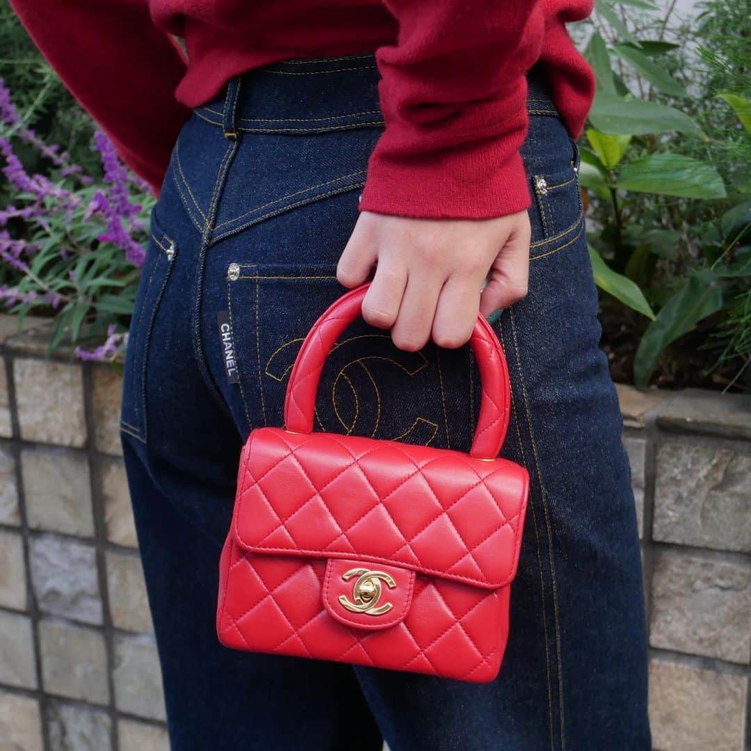 Vintage Brand Boutique AMOREさんのインスタグラム写真 - (Vintage Brand Boutique AMOREInstagram)「CHANEL CLASSIC FLAP MICRO HAND BAG RED ❤️  On website search for AO30218  #VintageChanel #Chanel #ChanelBag #AmoreVintage」11月14日 18時19分 - amore_tokyo