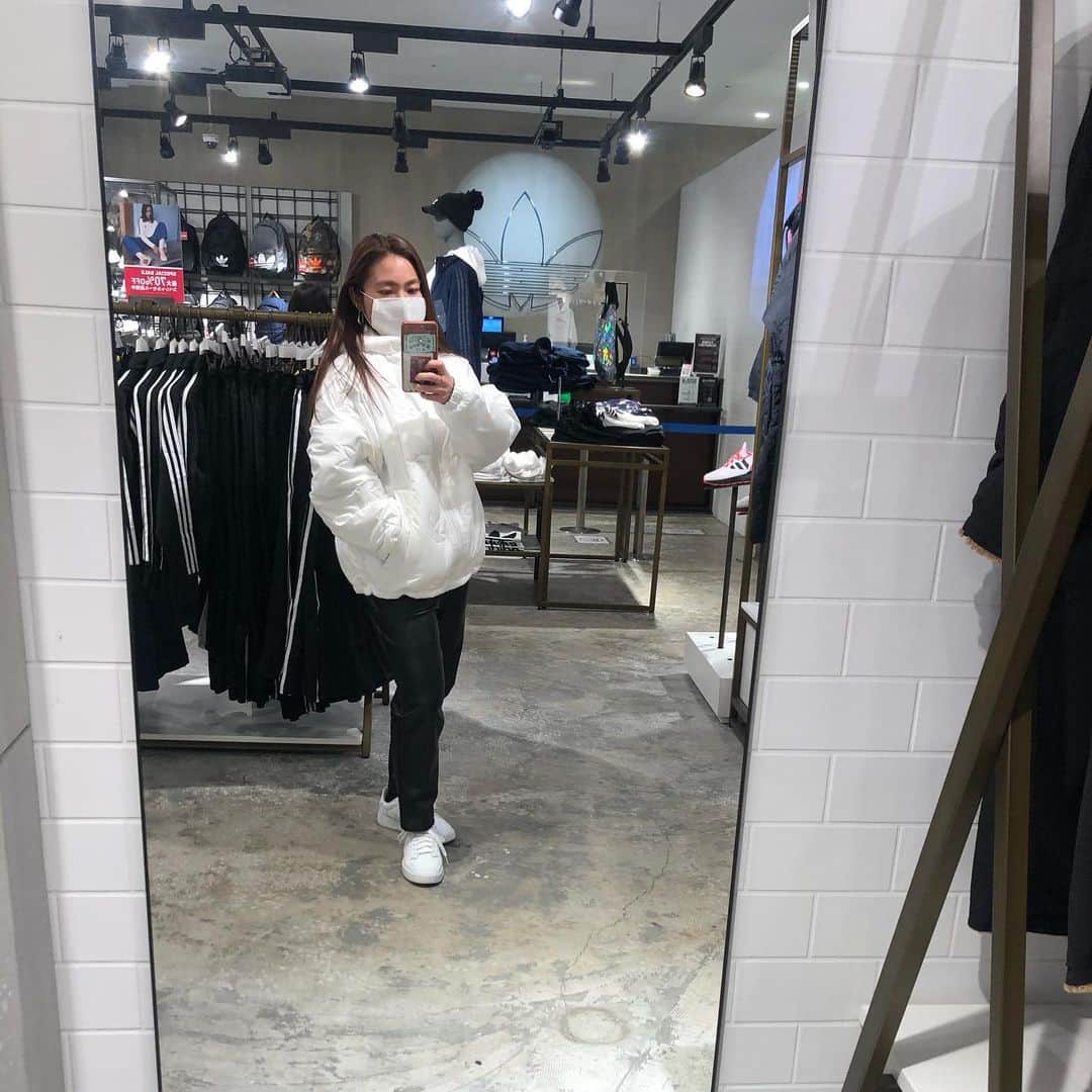 のインスタグラム：「. . Thank you so much/// @adidastokyo  . . いつもサポートありがとうございます😊 欲しいものがありすぎて選ぶの大変だった〜。 アウターもスニーカーも可愛いの いっぱいあったよ✨ 本当に大満足の買い物🧡 名古屋店の皆さんありがとうございました✨ 皆んなはどれが欲しい？🤭 . #adidas #adidasoriginals #adidasfamily #アディダス  #アディダスコーデ #アディダスオリジナルス  #adidastokyo #adidasnagoya」