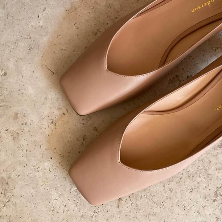 ルパートサンダーソンのインスタグラム：「Sweet elegance I Freya in Mist Calf I #SquareToe #SweetheartNeckline #KittenHeels #RupertSanderson」