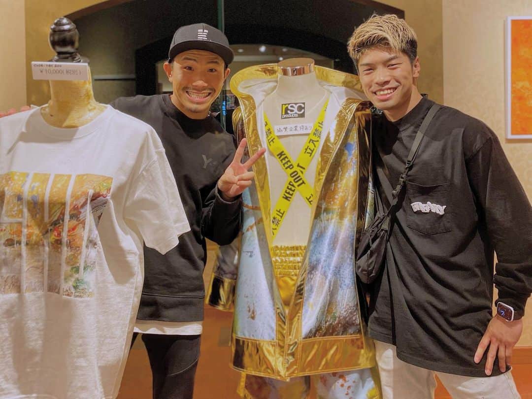 田中恒成のインスタグラム：「・ 木村さんが僕を紹介する時の言い方 『僕からベルトを奪った田中くんです』 #個展 #誰でも描けそうな抽象画 #木村翔 #丸橋聡」