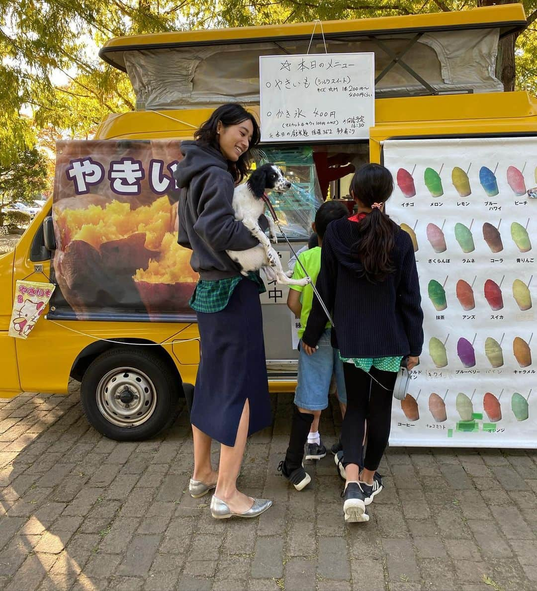 牧野紗弥さんのインスタグラム写真 - (牧野紗弥Instagram)「アニー、ドッグランデビュー🐶🐕 途中車に酔って可哀想だったけど、楽しそうにたくさん走っていたから良かった✨ 遊び疲れた後は公園の中のキッチンカーで、焼き芋とかき氷を🍠🍧 草加公園の紅葉が綺麗でした🍁 その後、アニーと一緒にテニスへ🎾 今日も @iedit_felissimo × 牧野紗弥のコラボアイテムをもりもり着てます😍 ☑︎秋冬はシンプルコーデになりがちなので、差し色にしたくて作ったチェックシャツ(←色はイエローとグリーンの2色で、¥5478です)。柄を小さくして、使う色も減らして大人チェックを目指しました❤︎今日はグリーン✌🏻 ☑︎1枚目の写真ではスカートのみで着ていますが、販売はトップスとセットで¥8580です😊 ☑︎シルバーはいろんなコーディネートにマッチするので、万能シルバーシューズを届けたいという思いで作ったシルバーフラットシューズ(←¥6050)👀 柔らかい履き心地で完成しました😍 ぜひぜひ #iedit のサイトからアイテムをご覧頂けたら嬉しいです😊🙏🏻✨ #コラボ#牧野紗弥#フェリシモ#イディット#テニス#tennis#テニスウェア#休日#お出かけ#ドッグラン#ブリタニースパニエル#こいぬ#puppy#happy#holiday」11月14日 18時15分 - makinosaya