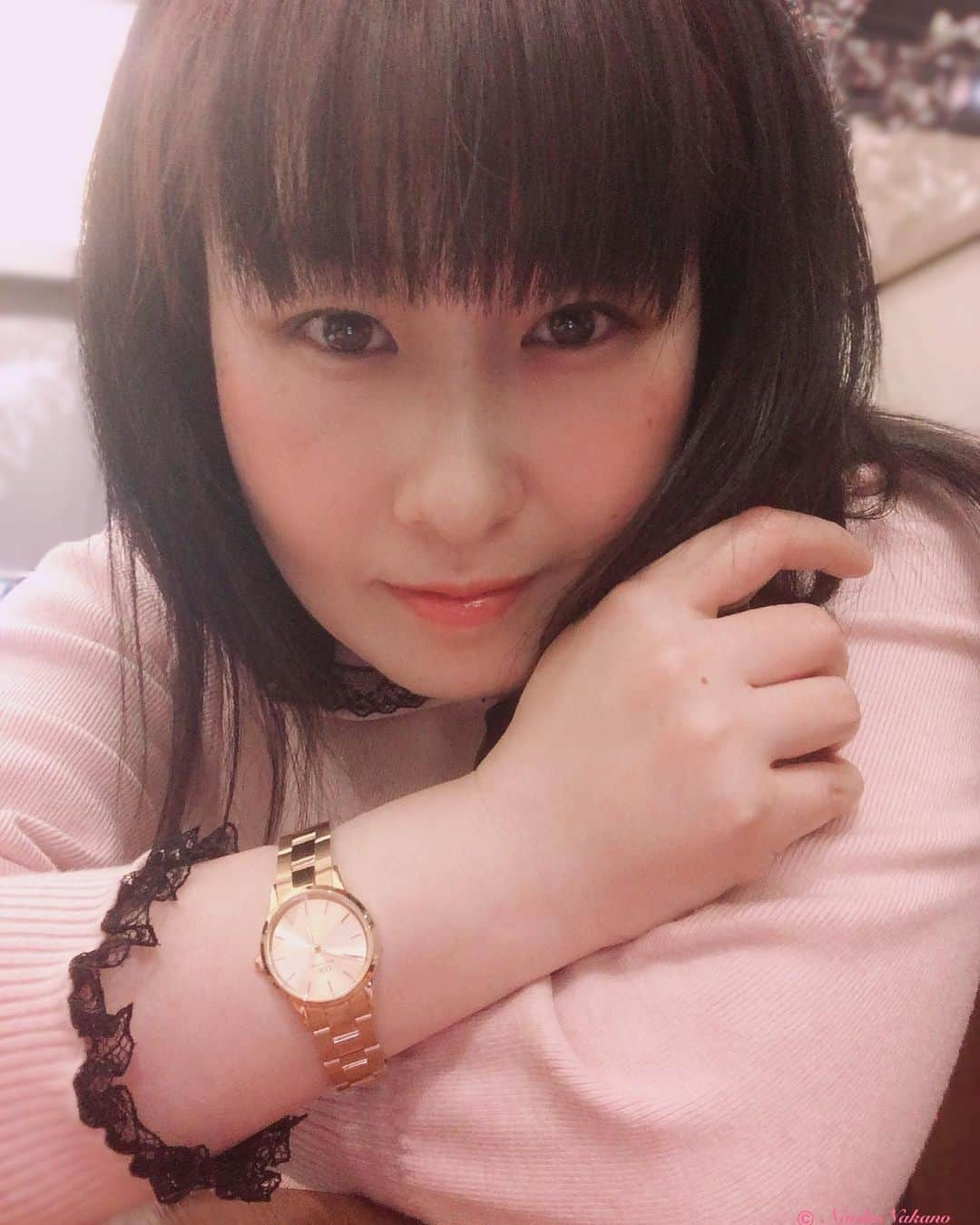 中野菜保子さんのインスタグラム写真 - (中野菜保子Instagram)「. 「職人に敬意を払う⌚️🌹✨」 @danielwellington . 写真は🍎🍎🍎🍎🍎🍎🍎🍎🍎🍎枚 2:おそろ 3:耳元のアクセントに 4:たまには外 5:スタバカップも美に微笑む 7:中野の手 9:ホントキレイ . . ご機嫌いかがですか？（≧∇≦）？ . 毎日更新😌 . . リフレッシュの為(笑) お花を見て 少し話して スタバの新作を飲む✨🥤✨ . . ジブンじゃないと 出来ない仕事を してきた者の苦悶 . そういうものを乗り越えて 物創りをし、 演技を続けるキモチ . そんな決意を改めてした 今日この頃 いかがお過ごしですかと いうことで😛 . 嬉しいオファーが頂けたので 効率よく段取りしておこうと 思っています🧐❗️❗️ . . 手元は ダニエルウェリントンの✨⌚️✨ (@danielwellington) 新作 Iconic Link Unitoneです💐 . オンライン限定☆ . . 11/12から Daniel Wellingtonスペシャルキャンペーン が始まったそうです！！ 公式サイトwww.danielwellington.com/jp やDW直営店舗にて 25,000 円（税込）以上購入で 25％OFFになります🤩おー . ＊15％OFFクーポンコードも併用可能 → ★全品使用可15％OFFクーポンコード【naoko8319】 . . 中野の⌚️は ローズゴールド一色(ユニトーン)の タイムピース。 . . ダニエルウェリントンじゃないと 出せない高級感と品の良さが 際立ってます . ローズゴールドのピアスも ダニエルウェリントンの文字が いい仕事してる🌹🥇🌹🥇 . 色は3色展開です💐 (ゴールド・シルバー・ローズゴールド) . ピンクのセーターに ブラックのリボン、 そこへダニエルウェリントンの Unitoneで シックさパーフェクト💯と、思う☺️ . 時計ひとつで 印象も変わりますよね。 . 少しの表現で 印象が変わるのと同じ。 敬意を払わないと。 ＊ ＊ ＊ #ダニエルウェリントン #DWユニトーン #danielwellington #unitone #一色 #職人技 #クリエーター #ローズゴールドアクセサリー  #中野菜保子 #ナオ部 #俳優 #actor #moviestars #singergirls #model #花の似合う女 #時計収集家 #使う派 #タイムレス #職人としての誇り #ライター #レポーター #シックな暮らし  #見守る #ムダなく #効果をあげる @danielwellington @syanhaijitensya」11月14日 18時16分 - naokonakano8319