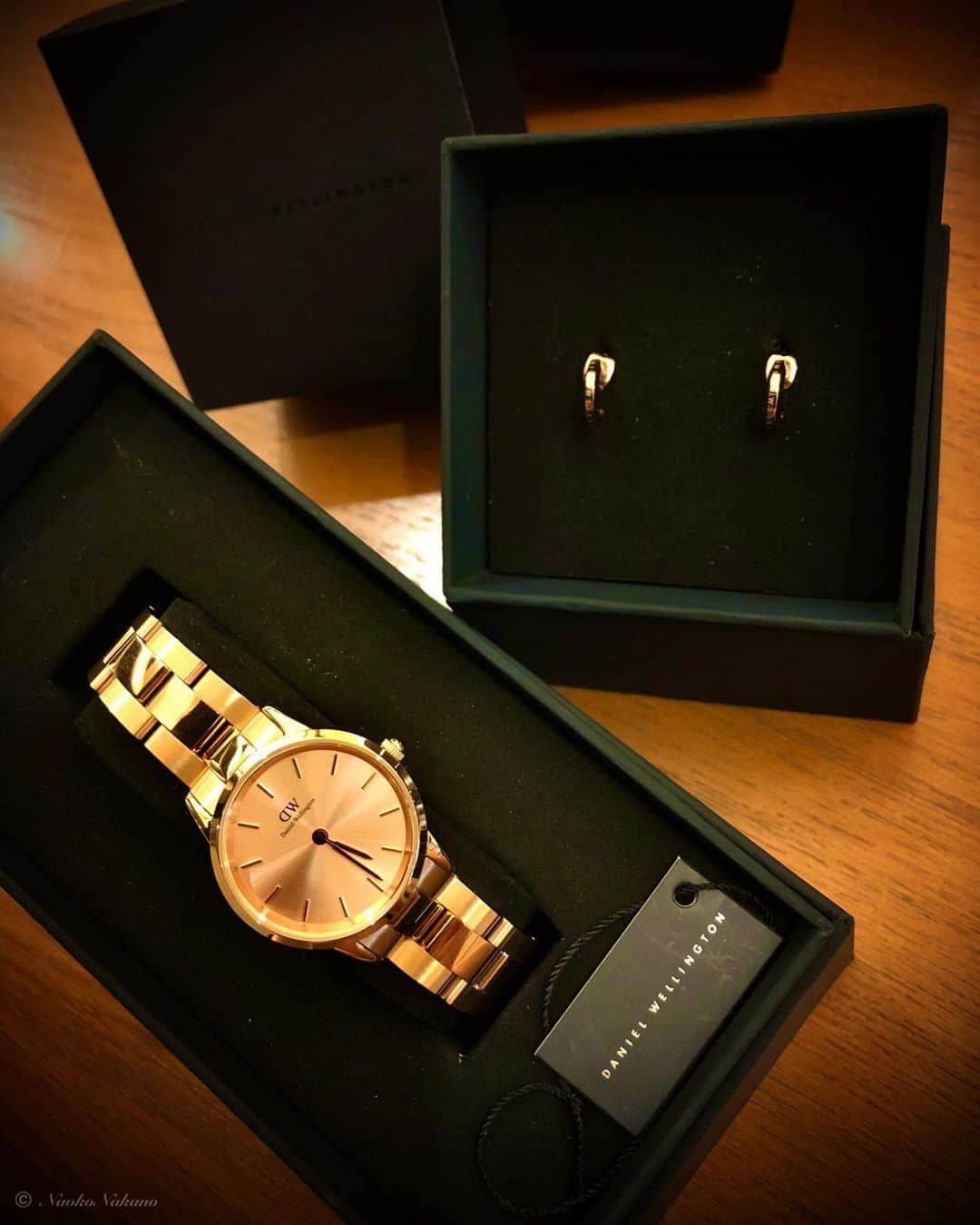 中野菜保子さんのインスタグラム写真 - (中野菜保子Instagram)「. 「職人に敬意を払う⌚️🌹✨」 @danielwellington . 写真は🍎🍎🍎🍎🍎🍎🍎🍎🍎🍎枚 2:おそろ 3:耳元のアクセントに 4:たまには外 5:スタバカップも美に微笑む 7:中野の手 9:ホントキレイ . . ご機嫌いかがですか？（≧∇≦）？ . 毎日更新😌 . . リフレッシュの為(笑) お花を見て 少し話して スタバの新作を飲む✨🥤✨ . . ジブンじゃないと 出来ない仕事を してきた者の苦悶 . そういうものを乗り越えて 物創りをし、 演技を続けるキモチ . そんな決意を改めてした 今日この頃 いかがお過ごしですかと いうことで😛 . 嬉しいオファーが頂けたので 効率よく段取りしておこうと 思っています🧐❗️❗️ . . 手元は ダニエルウェリントンの✨⌚️✨ (@danielwellington) 新作 Iconic Link Unitoneです💐 . オンライン限定☆ . . 11/12から Daniel Wellingtonスペシャルキャンペーン が始まったそうです！！ 公式サイトwww.danielwellington.com/jp やDW直営店舗にて 25,000 円（税込）以上購入で 25％OFFになります🤩おー . ＊15％OFFクーポンコードも併用可能 → ★全品使用可15％OFFクーポンコード【naoko8319】 . . 中野の⌚️は ローズゴールド一色(ユニトーン)の タイムピース。 . . ダニエルウェリントンじゃないと 出せない高級感と品の良さが 際立ってます . ローズゴールドのピアスも ダニエルウェリントンの文字が いい仕事してる🌹🥇🌹🥇 . 色は3色展開です💐 (ゴールド・シルバー・ローズゴールド) . ピンクのセーターに ブラックのリボン、 そこへダニエルウェリントンの Unitoneで シックさパーフェクト💯と、思う☺️ . 時計ひとつで 印象も変わりますよね。 . 少しの表現で 印象が変わるのと同じ。 敬意を払わないと。 ＊ ＊ ＊ #ダニエルウェリントン #DWユニトーン #danielwellington #unitone #一色 #職人技 #クリエーター #ローズゴールドアクセサリー  #中野菜保子 #ナオ部 #俳優 #actor #moviestars #singergirls #model #花の似合う女 #時計収集家 #使う派 #タイムレス #職人としての誇り #ライター #レポーター #シックな暮らし  #見守る #ムダなく #効果をあげる @danielwellington @syanhaijitensya」11月14日 18時16分 - naokonakano8319