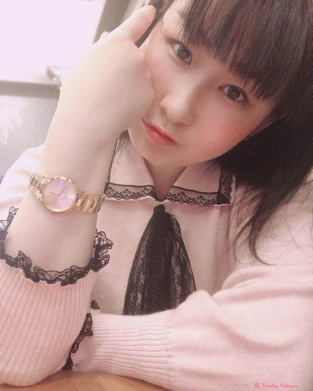 中野菜保子さんのインスタグラム写真 - (中野菜保子Instagram)「. 「職人に敬意を払う⌚️🌹✨」 @danielwellington . 写真は🍎🍎🍎🍎🍎🍎🍎🍎🍎🍎枚 2:おそろ 3:耳元のアクセントに 4:たまには外 5:スタバカップも美に微笑む 7:中野の手 9:ホントキレイ . . ご機嫌いかがですか？（≧∇≦）？ . 毎日更新😌 . . リフレッシュの為(笑) お花を見て 少し話して スタバの新作を飲む✨🥤✨ . . ジブンじゃないと 出来ない仕事を してきた者の苦悶 . そういうものを乗り越えて 物創りをし、 演技を続けるキモチ . そんな決意を改めてした 今日この頃 いかがお過ごしですかと いうことで😛 . 嬉しいオファーが頂けたので 効率よく段取りしておこうと 思っています🧐❗️❗️ . . 手元は ダニエルウェリントンの✨⌚️✨ (@danielwellington) 新作 Iconic Link Unitoneです💐 . オンライン限定☆ . . 11/12から Daniel Wellingtonスペシャルキャンペーン が始まったそうです！！ 公式サイトwww.danielwellington.com/jp やDW直営店舗にて 25,000 円（税込）以上購入で 25％OFFになります🤩おー . ＊15％OFFクーポンコードも併用可能 → ★全品使用可15％OFFクーポンコード【naoko8319】 . . 中野の⌚️は ローズゴールド一色(ユニトーン)の タイムピース。 . . ダニエルウェリントンじゃないと 出せない高級感と品の良さが 際立ってます . ローズゴールドのピアスも ダニエルウェリントンの文字が いい仕事してる🌹🥇🌹🥇 . 色は3色展開です💐 (ゴールド・シルバー・ローズゴールド) . ピンクのセーターに ブラックのリボン、 そこへダニエルウェリントンの Unitoneで シックさパーフェクト💯と、思う☺️ . 時計ひとつで 印象も変わりますよね。 . 少しの表現で 印象が変わるのと同じ。 敬意を払わないと。 ＊ ＊ ＊ #ダニエルウェリントン #DWユニトーン #danielwellington #unitone #一色 #職人技 #クリエーター #ローズゴールドアクセサリー  #中野菜保子 #ナオ部 #俳優 #actor #moviestars #singergirls #model #花の似合う女 #時計収集家 #使う派 #タイムレス #職人としての誇り #ライター #レポーター #シックな暮らし  #見守る #ムダなく #効果をあげる @danielwellington @syanhaijitensya」11月14日 18時16分 - naokonakano8319