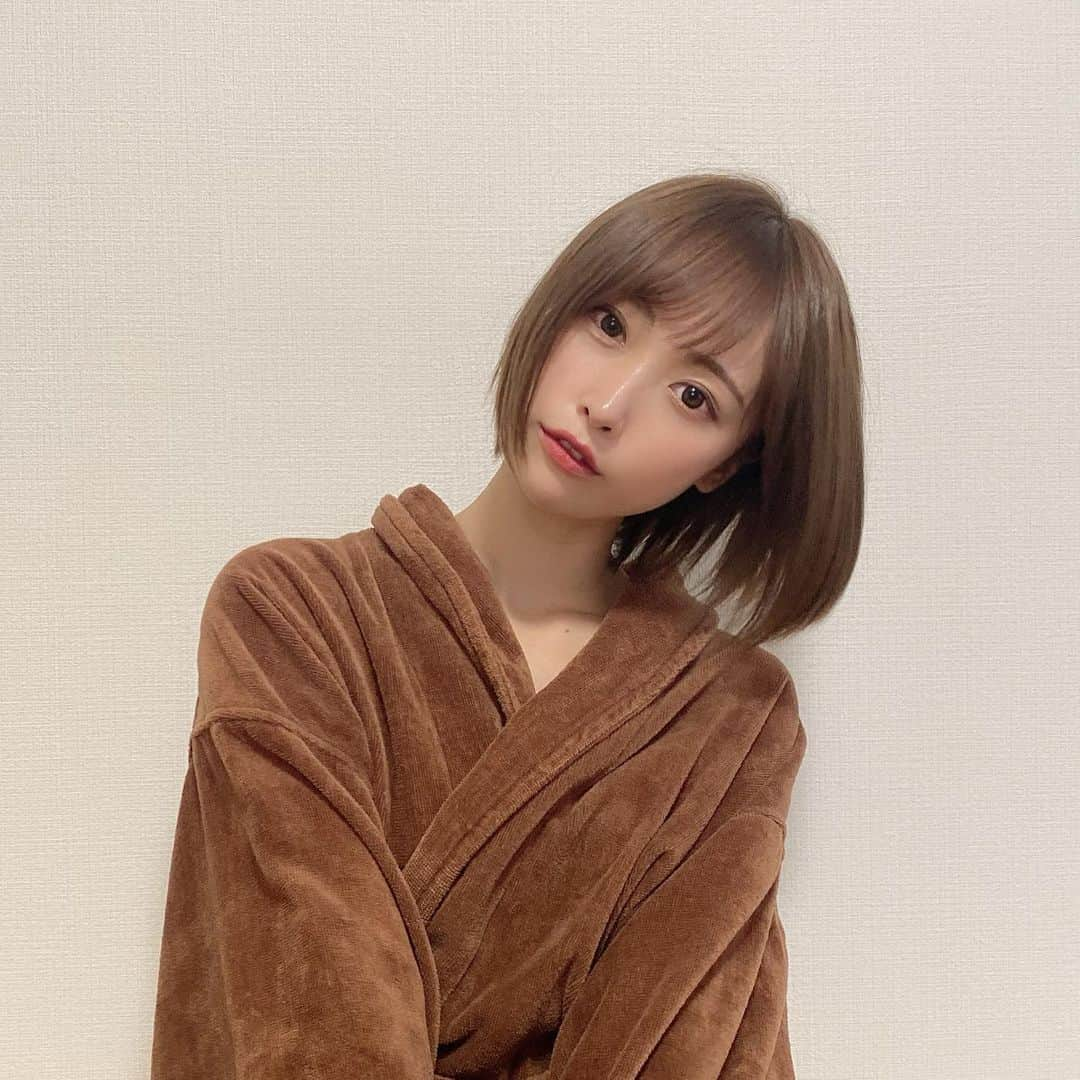 島田玲奈のインスタグラム：「. 先日は、さぼりにさぼってた美容dayでした🥳笑 . 引越しでバタバタしてて、何もしてなかったので、1日にギュッと詰め込んで、むくみとかをリセット！ . ウェルフィットさんは、初めてだったんだけど、ホットストーン「バザルトストーン」を使って、全身のリンパを流してくれて(これが寝ちゃうくらい気持ちいい)、最後にしっかりバストアップマッサージをしてくれます🥺💓 . 一回で本当におっぱい変わるから、是非やってみてほしい。びっくり。笑 . 2時間たっぷり施術してもらって癒されました🥰 . 2枚目がバザルトストーンで、岩盤浴の石みたいに熱々になったもので全身温めながら流してくれます！ . 妊活にも良いらしく、女性に嬉しい効果ばかりみたいです🌷 . #バザルトストーン #バザルトバスト #バザルト #マシュマロバスト #ウェルフィット #ホットストーン  #PR」