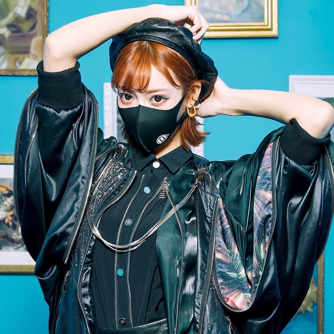 明日花キララのインスタグラム：「モザイクのMVがキラランドのYouTubeで公開されました！ ついつい口ずさんでしまうような頭に残る曲じゃないですか？！🤭🥳♪ 1日限定でモザイクグッズも販売しています！全てサイン入りになります🧸❤︎ かわいいフーディーやイケてるマスクもあります！！ サイトも1日限定なので是非覗くだけでも見てみてね🌼🎀 . https://mosaic.01music.jp/」