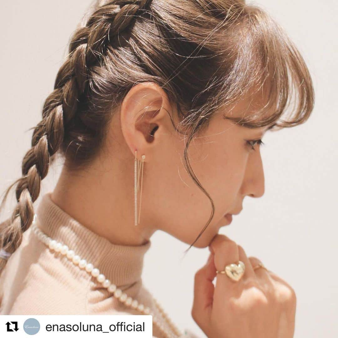 佐田真由美さんのインスタグラム写真 - (佐田真由美Instagram)「#Repost @enasoluna_official with @get_repost ・・・ Enasoluna 新作本日発売💎  【Ena dia chain pierced】 Diamond(0.03ct), K10YG ソロピアス  【Line Dia pierced 】 Diamond(0.35ct), K10YG  ソロピアス  耳元で繊細に揺れる度に、キラキラ輝くソロピアスが新発売。 ディレクターの様に重ね付けしても、しつこくならず上品です。  【Knot necklace】 Diamond(0.1ct), 淡水パール, K10YG   留め具をダイヤモンドを乗せたバーにする事で、留め具を魅せる付け方ができるネックレス。 バー部分が真下や斜めにくる様につけるのがおすすめ🤍  #enasoluna #enasolunasow #佐田真由美 #jewelry #diamond #pearl」11月14日 18時21分 - sadamayumi