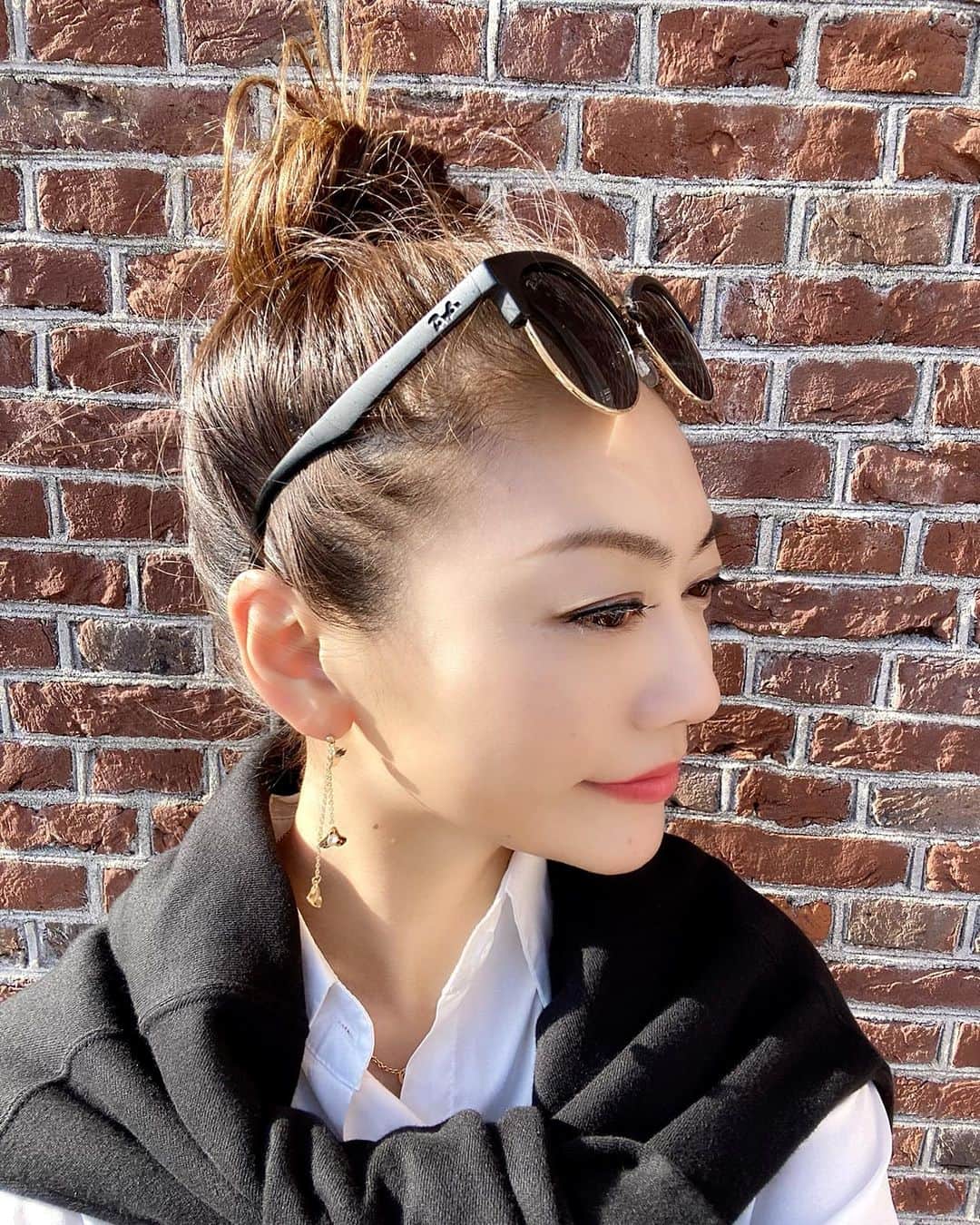 SAORIのインスタグラム：「おだんご♡ 風の強い日は、この髪型に限る😋 キラキラpierceは @claire_jewel_ のだよ〜♡♡♡ 左右アシンメトリーなの😍 ブランド立ち上がったばかりなので Checkしてね🙌✨ ✾ #ピアス #イヤリング #ピアス女子 #pierce #earrings #サングラス #サングラス女子 #pr #東京 #tokyo #港区 #高身長女子 #model #モデル #influencer #インフルエンサー #instagramer #インスタグラマー #ambassador #アンバサダー #フリーモデル #ポートレートモデル #カメラマンさんと繋がりたい #ポトレ #ポトレのセカイ #ビジョラダ #美女jp #ビジョフォ #ビジョナビ」