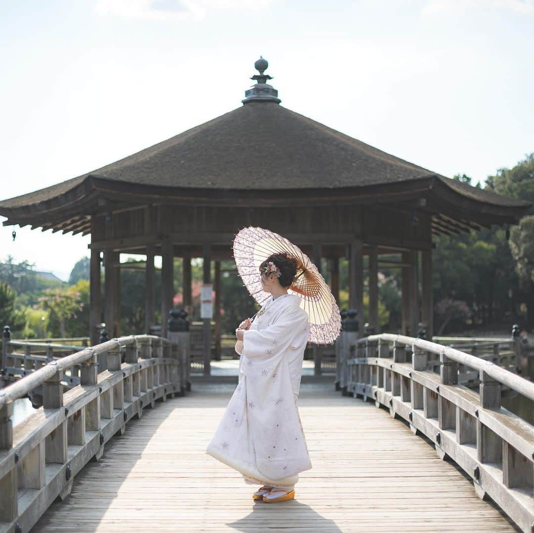 TAKAMI BRIDAL 神社和婚のインスタグラム：「【好評受付中！！ロケーションフォトプラン】  TAKAMI BRIDALでは、大阪・京都・奈良の寺社仏閣や素敵なロケーションでのフォトプランを販売しています！  ☆ドレスショップのプランなので衣裳がたくさん選べる！ ☆会場使用料まで含めた安心の価格設定 ☆弊社のプランだけで叶う特別なロケーションもあり！！ ☆2020年内の撮影もまだ間に合います！  前撮りも含めた、ウェディングに関するさまざまな情報をご案内できるフェアを今月28日・29日に奈良店で開催中☆  この機会にぜひお越し下さいませ。  ◇お問い合わせ窓口 TAKAMI BRIDAL NARA TEL:050-3646-6777 MAIL:nara@takami-bridal.com  #前撮り #ロケーションフォト #フォトウエディング #奈良花嫁 #奈良公園 #takamibridal #ハワイ挙式 #沖縄挙式 #ブライダルフェア」