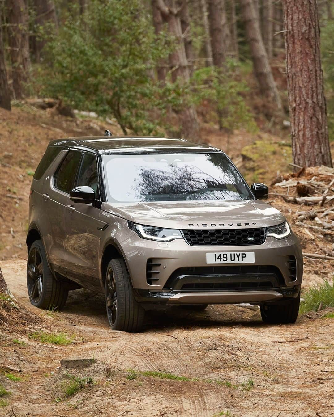 Land Roverさんのインスタグラム写真 - (Land RoverInstagram)「New #LandRover #Discovery is designed to create unforgettable family experiences with advanced Terrain Response 2, Wade Mode, ClearSight Ground View and Advanced Tow Assist to take the stress out of any adventure. Tap the link in our bio to explore the technology.  #FamilyAdventure #Adventure #Exploration #AdventureCalling #4x4 #OffRoad」11月14日 18時31分 - landrover