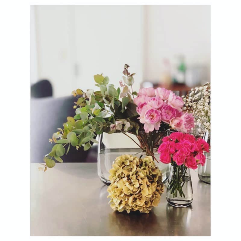 市橋有里のインスタグラム：「いただいたお花たちを お気に入りの花器に。 ピンクて色のものが我が家には 存在しないけど、唯一のピンクは お花♪ バッグの中身もそう たんまりピンクよりも小物で ちょこっとピンクの方が上がる♪ お花を好きな感じに生けられた日は なんだか1日はっぴぃ。 ・ #花のある暮らし  #flowerstagram  #おうちじかん」