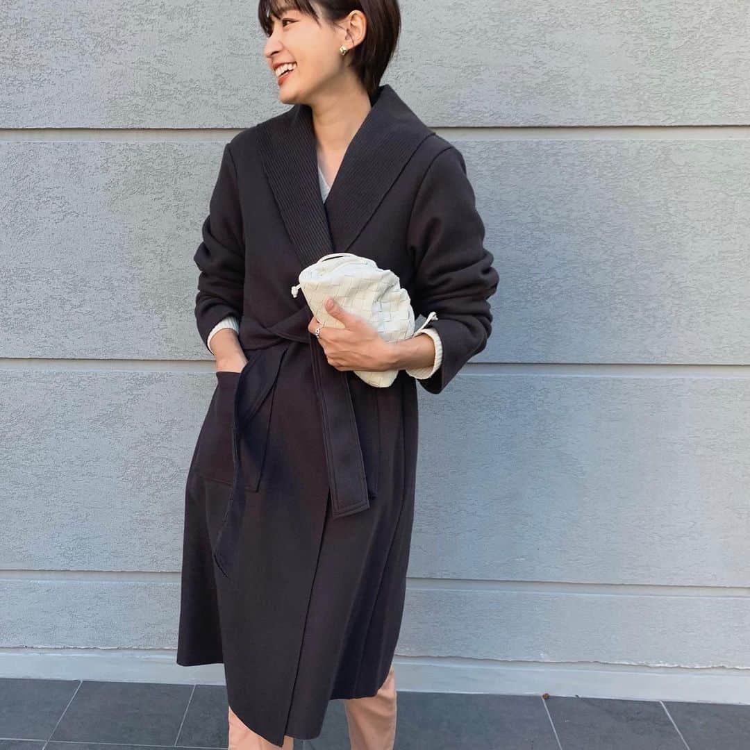 のインスタグラム：「綺麗めにもカジュアルにも着れるガウンコート ・ 薄手だけど圧縮ウール混素材でしっかりしてて暖かい🙆🏻‍♀️ ・ これなら抱っこ紐の下にもスッキリ着れて便利だと思って運動会にも着ていったけど ほんと寒くもなく暑くもなく 大正解でした！🥰 ・ ・ ・ @acuta.jp #acuta#アクータ#大人カジュアル#ファッション#2020AW#ガウンコート」