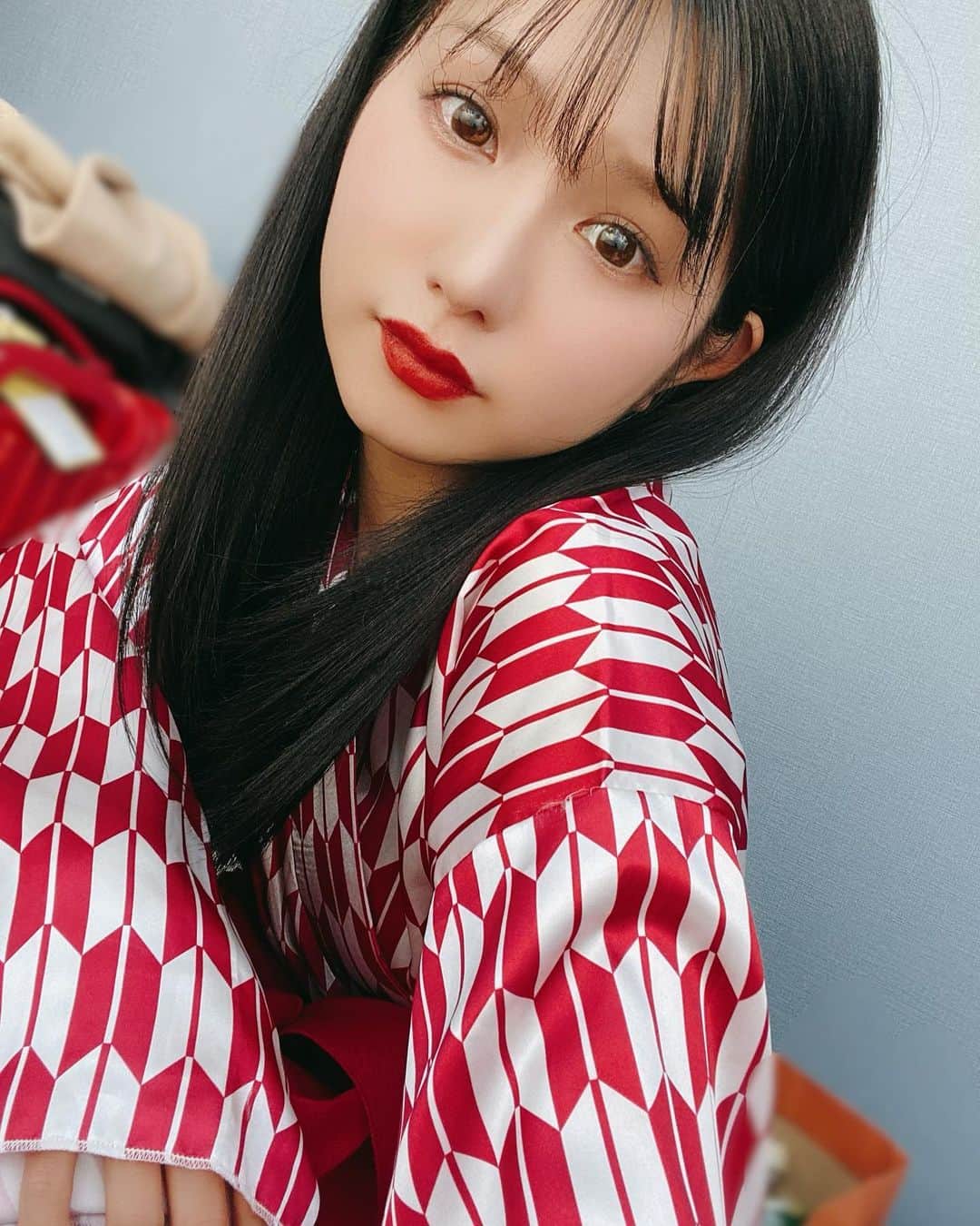谷川愛梨のインスタグラム：「: 舞台の衣装に合わせて LILMOONのNudeChocolate付けてみた👀🍫 #lilmoon  #pr #カラコン」
