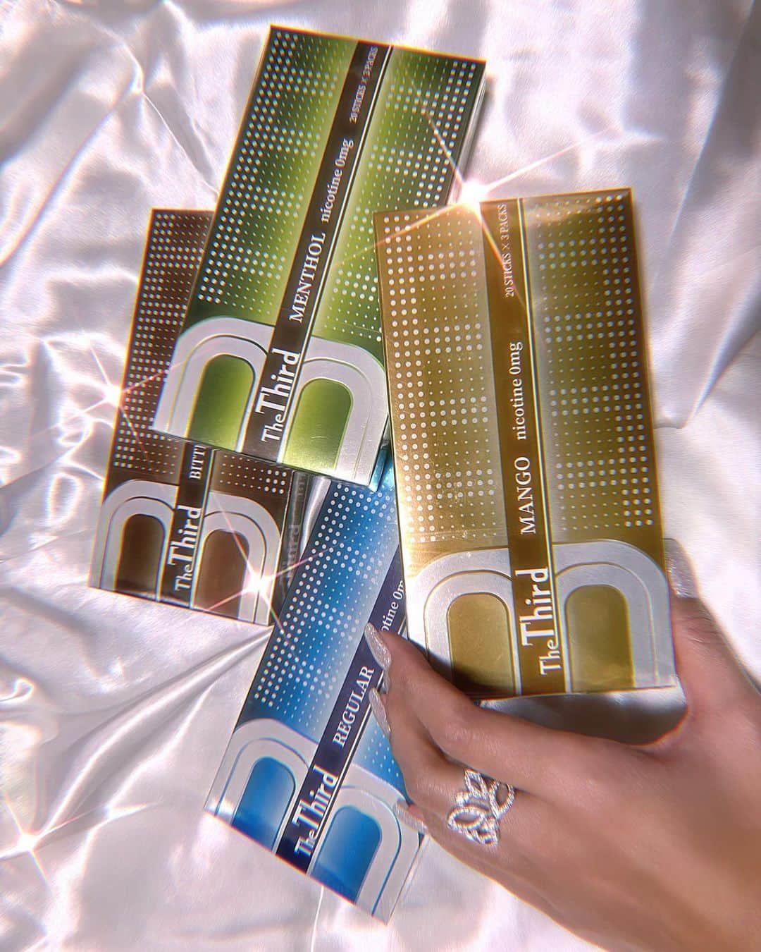 十枝梨菜さんのインスタグラム写真 - (十枝梨菜Instagram)「@the_third.reiwa さんからニコチンの入っていない禁煙者用のタバコをいただきました😳✨ 私はタバコを吸わないんだけど非喫煙者でも吸えるんだって！そして何よりも臭くないの💯私タバコの煙で髪とか服とかに匂いつくの大嫌いだからこれから周りの友達で喫煙者の人にはこれをオススメすることにしたっ🙋‍♀️減煙や休煙日にもいいみたい☺️私はマンゴーフレーバーがお気に入りっ🥭🧡  #TheThird #ザサード #禁煙 #電子タバコ #iQOS #アイコス #pr」11月14日 18時41分 - rinatoeda0611