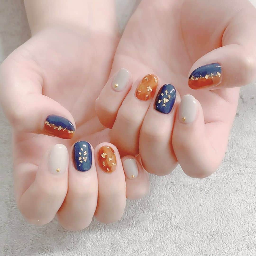 愛内みさのインスタグラム：「🍁 定番べっこうにネイビーで大人ネイル♡ オフホワイトをいれて重くなりすぎないデザインに☆.:* 秋ネイルもあと少し..☺️ ・ ・ ୨୧┈┈┈┈┈┈┈┈┈┈┈┈┈┈┈┈┈┈  表参道徒歩5分のネイルサロン Accueil unautre ・ ◼︎平日　11:00〜21:00 ◼︎土日祝　11:00〜19:00 ・ ▫︎パラジェル追加料金なし ▫︎ 大人可愛いネイルサンプル700種以上！ ▫︎ カラーは300色以上からお選びいただけます。 ・ ・ ・ ・ #べっこうネイル #表参道ネイル #金箔ネイル」