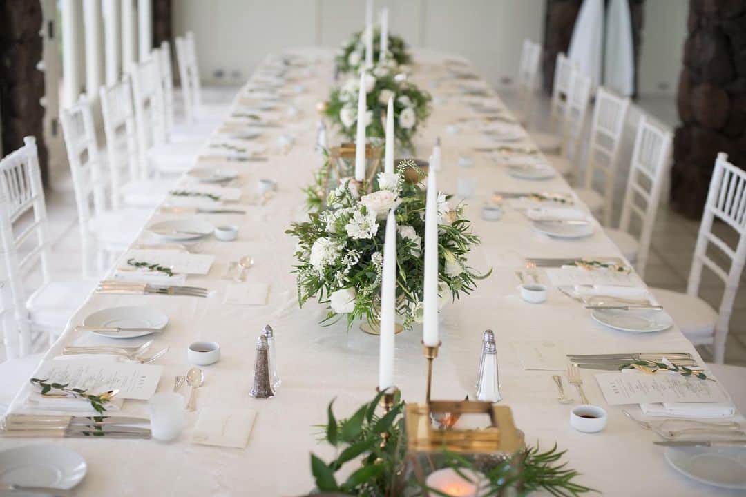 RealWeddingsのインスタグラム：「お2人のお好みに合わせて、時間も空間も自由に楽しくアレンジできるガーデンウェディング♡ .  Real Weddingsでは、おふたりの思い描くウェディングのイメージをより具現化するため、ハワイに精通し数多くの挙式を手掛けるプランナーがトータルコーディネートしております。﻿ 現在、お電話・Skype・Zoomでもカウンセリングを行っておりますので是非お気軽にお問い合わせくださいませ。﻿  ＊＊＊ ﻿ Planning:@realweddings_hawaii﻿ Photo:@plemeri @visionarijapan  Venue:@kahala_resort  #ハワイ挙式#ハワイウェディング#ハワイ婚#リゾ婚#リゾ婚ハワイ#海外ウェディング#ハワイ結婚式#お洒落花嫁さんと繋がりたい#プレ花嫁#フォトウェディング#海外挙式#花嫁準備#日本中のプレ花嫁さんと繋がりたい#全国のプレ花嫁さんと繋がりたい#リゾートウェディング#2020冬婚#2021春婚#結婚式準備﻿#カハラホテルウェディング  #hawaii#wedding#instawedding#instaphoto#hawaiiwedding#hawaiiweddingplanner#realweddings_hawaii#kahalawedding」