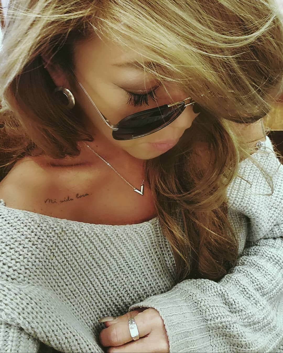𝑵𝒐𝒓𝒊のインスタグラム：「. . . 最近GETしたお気に入りのネックレス♡ 𝟏𝟖𝐤 𝐩𝐥𝐚𝐭𝐢𝐧𝐠 𝐜𝐳 𝐕 𝐜𝐡𝐚𝐫𝐦 𝐧𝐞𝐜𝐤𝐥𝐚𝐜𝐞 (𝐰𝐡𝐢𝐭𝐞 𝐠𝐨𝐥𝐝) @emotion__official  @emotion__magazine  . . . メンズがつけても💮💯 他にも素敵なジュエリーが豊富だから 是非チェックしてみてね🎶 . . . #fashion #necklace #jewelry #whitegold  #favorite #knit #instafashion #instajewelry  #hawaiianjewelry #ring  #ネックレス #アクセサリー #ジュエリー #シルバーアクセサリー #ファッション #ニット  #プチプラ #海外ファッション #サングラス  #レタリング #タトゥー #リング #お気に入り #ハワイアンジュエリー #ファッション小物 #シンプル  #大人女子 #外国人風 #ロングヘア #ヘアスタイル」