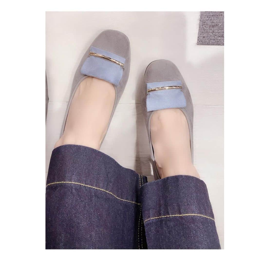 鈴木亜美さんのインスタグラム写真 - (鈴木亜美Instagram)「. 久しぶりに外が暗くなるまでのお仕事で事務所へ🏢 . こういうカジュアルなお洋服👖の時にも、フラットめのパンプス🥿だとなんだか女性らしくなるから、便利だよね✨ . ジャケットは先日ロケでプレスルームに行った時に一目ぼれしたYECCA VECCAのジャケットブルゾン🥰 . 何色かあっても結局いつも黒選んじゃうんだよな😅 . 最近のお気に入りです‼️ . . #acurez #acurez_official #アキュアーズ #アシックス商事 #美パンプス #カラーはグレーだよ #ジャケブルゾンYECCAVECCA #夜までお仕事おつかれさまでした #PR @acurez_official」11月14日 18時44分 - amiamisuzuki