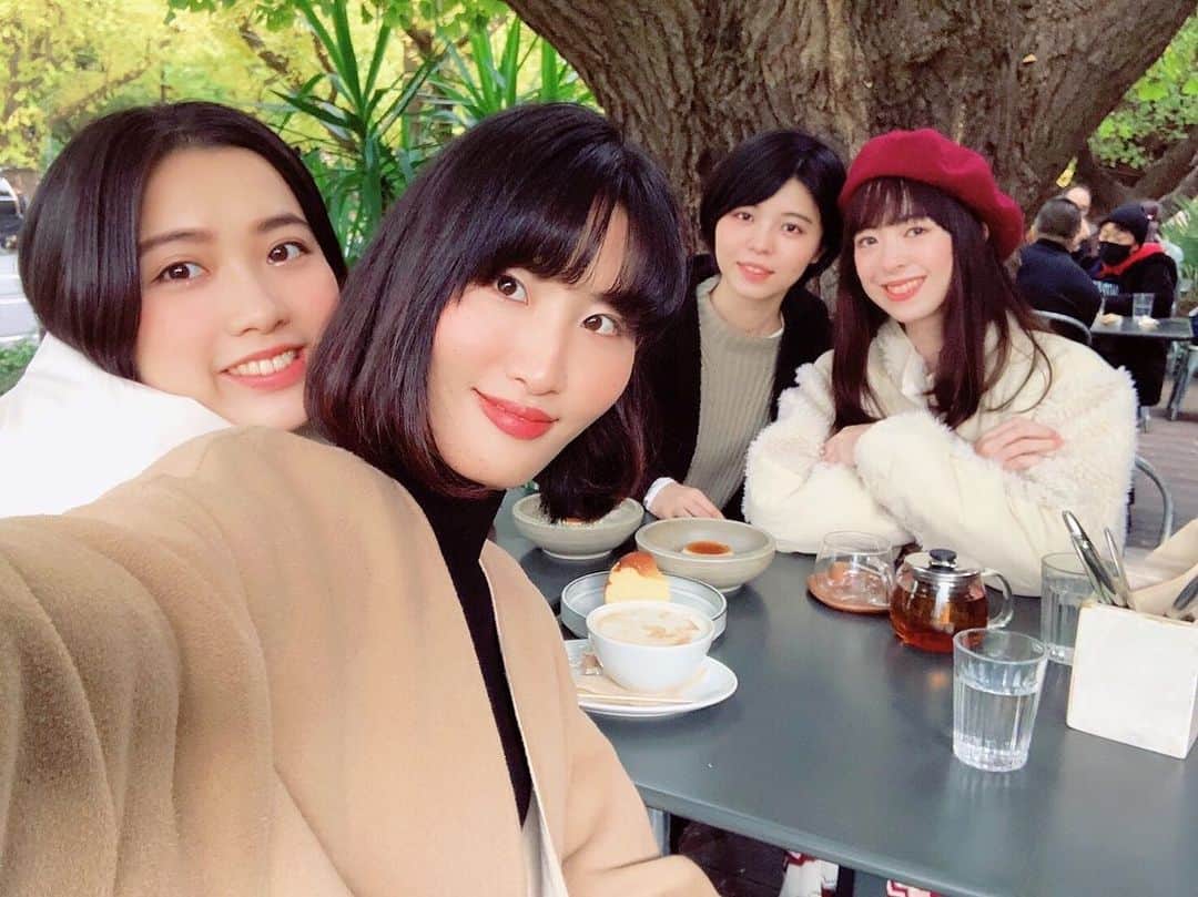 砂川涼音のインスタグラム：「久しぶりにみんなと会えて ゆっくりカフェでおしゃべり☕️💕 . カフェの近くイチョウの木がいっぱいで 全部黄色になるにはまだ早かったみたいだけど綺麗だった✨ . お散歩コースだったみたいで テラスで食事してたら るんるんで歩いてるペットいてそれ見て癒された🐕☺️ .」