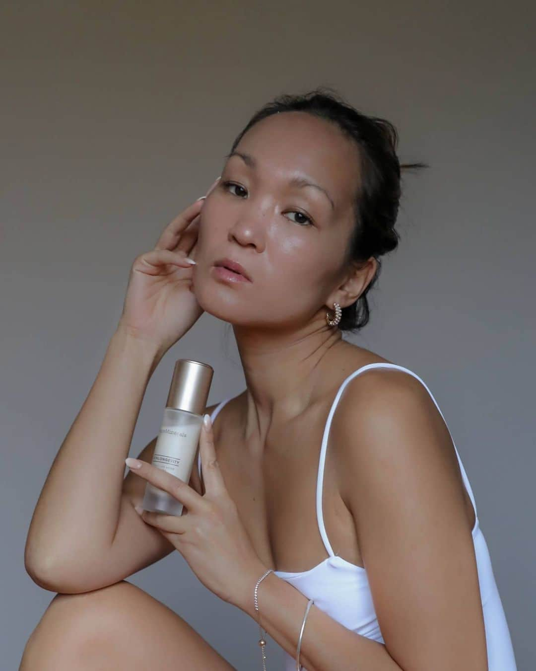 Mariko Kuoさんのインスタグラム写真 - (Mariko KuoInstagram)「You know me.  Any skincare product which has a Japanese connection, I’m on it!  When I found out that @bareMineralsUK’s SKINLONGEVITY Collection is formulated with the Long Life Herb, I had to try it out.  The Long Life Herb is native to Okinawa, Japan, and is known to contain a higher mineral and vitamin content than kale or spinach.   The SKINLONGEVITY Collection is the first clean, vegan skincare collection with boosted Long Life Herb clinically shown to strengthen skin’s barrier by 45% to better defend against aging environmental stressors.  From the moment I started using the SKINLONGEVITY Collection, I found my skin felt dewier, stronger and youthful.   #PowerOfGood #CleanBeauty #bareMineralsPartner」11月14日 18時46分 - marikokuo